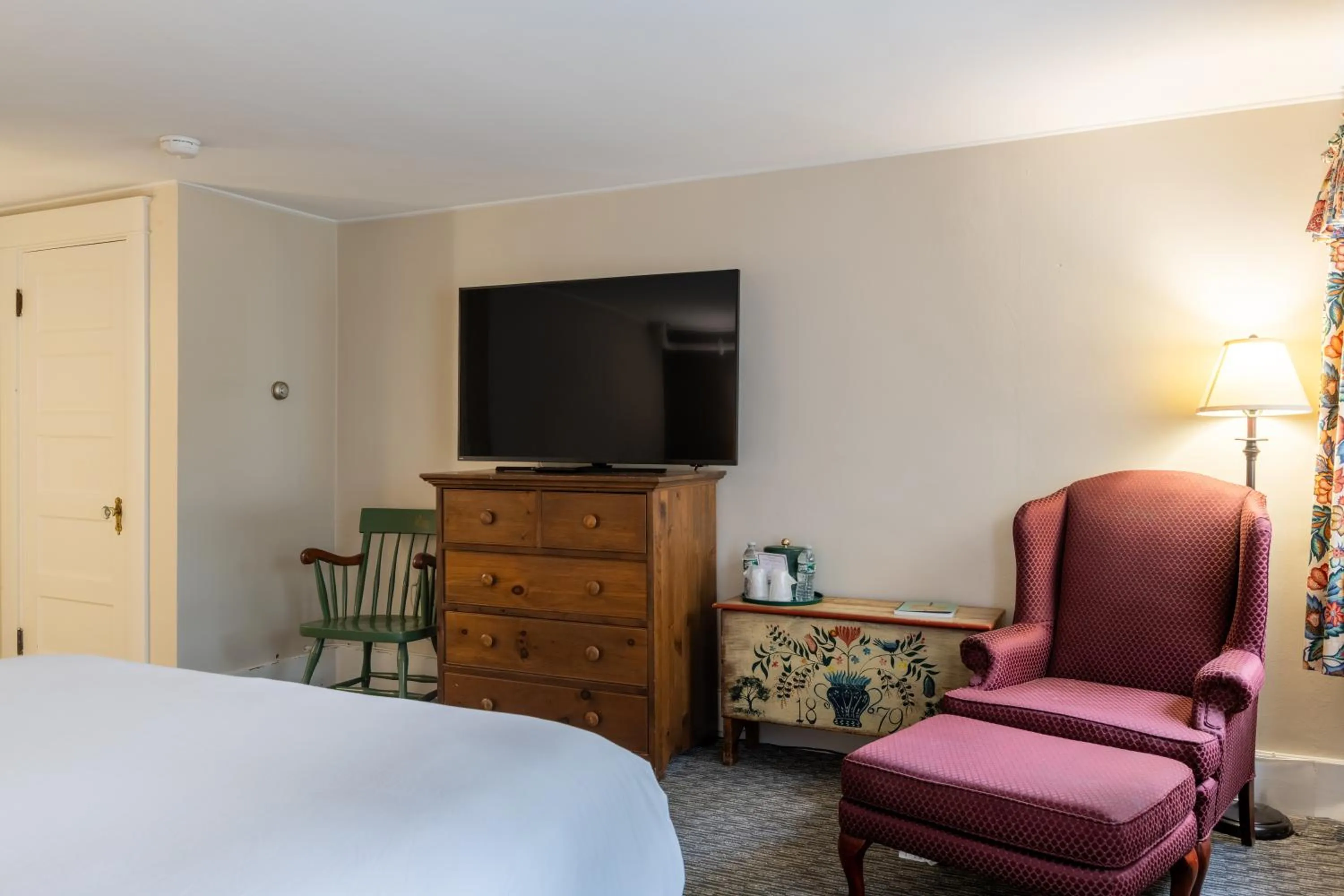 Seating area, Bed in Eagle Mountain House and Golf Club