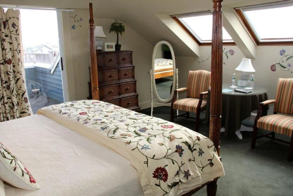 Photo of the whole room, Bed in Admiral Fitzroy Inn