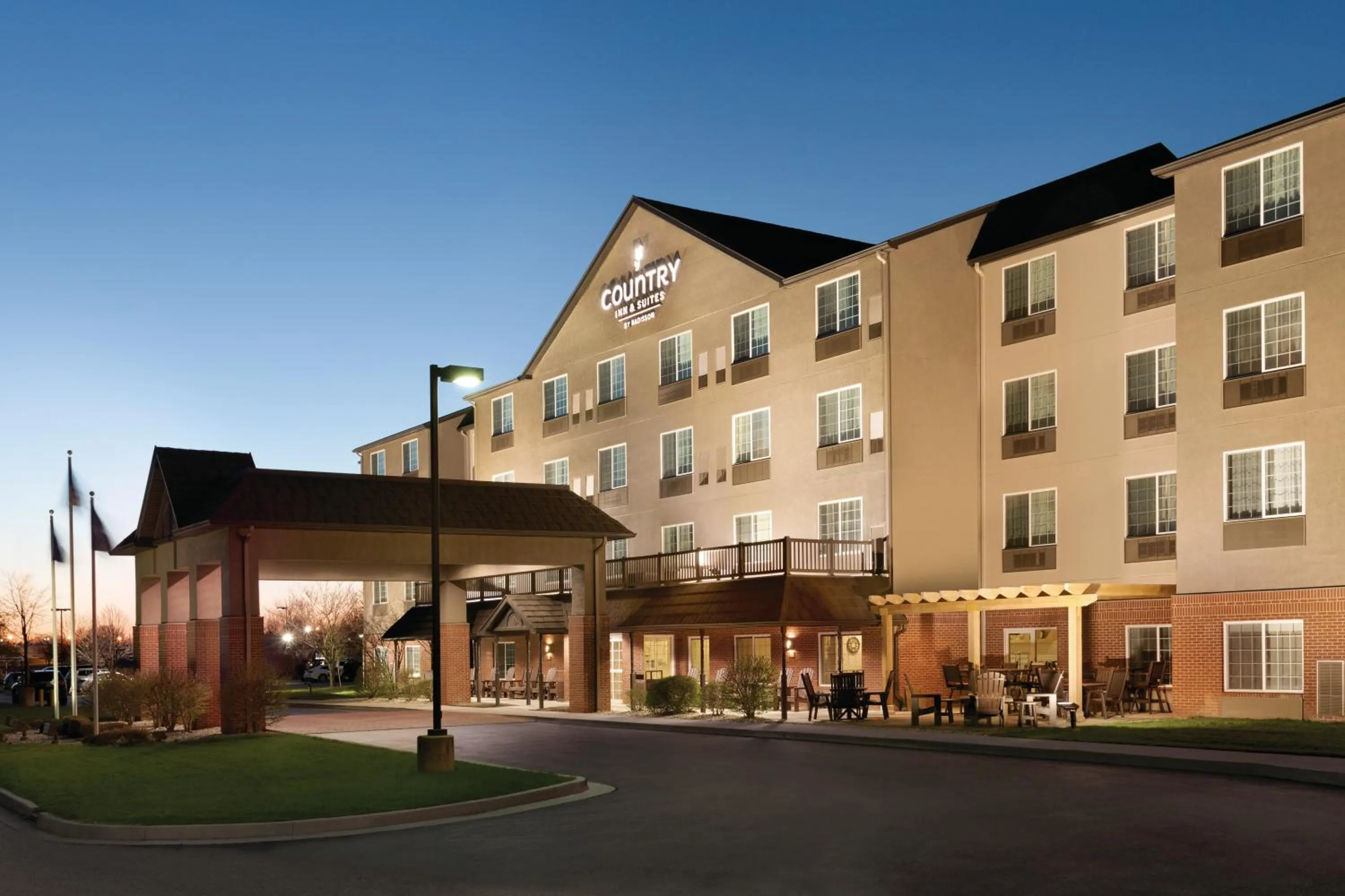 Patio in Country Inn & Suites by Radisson, Indianapolis Airport South, IN