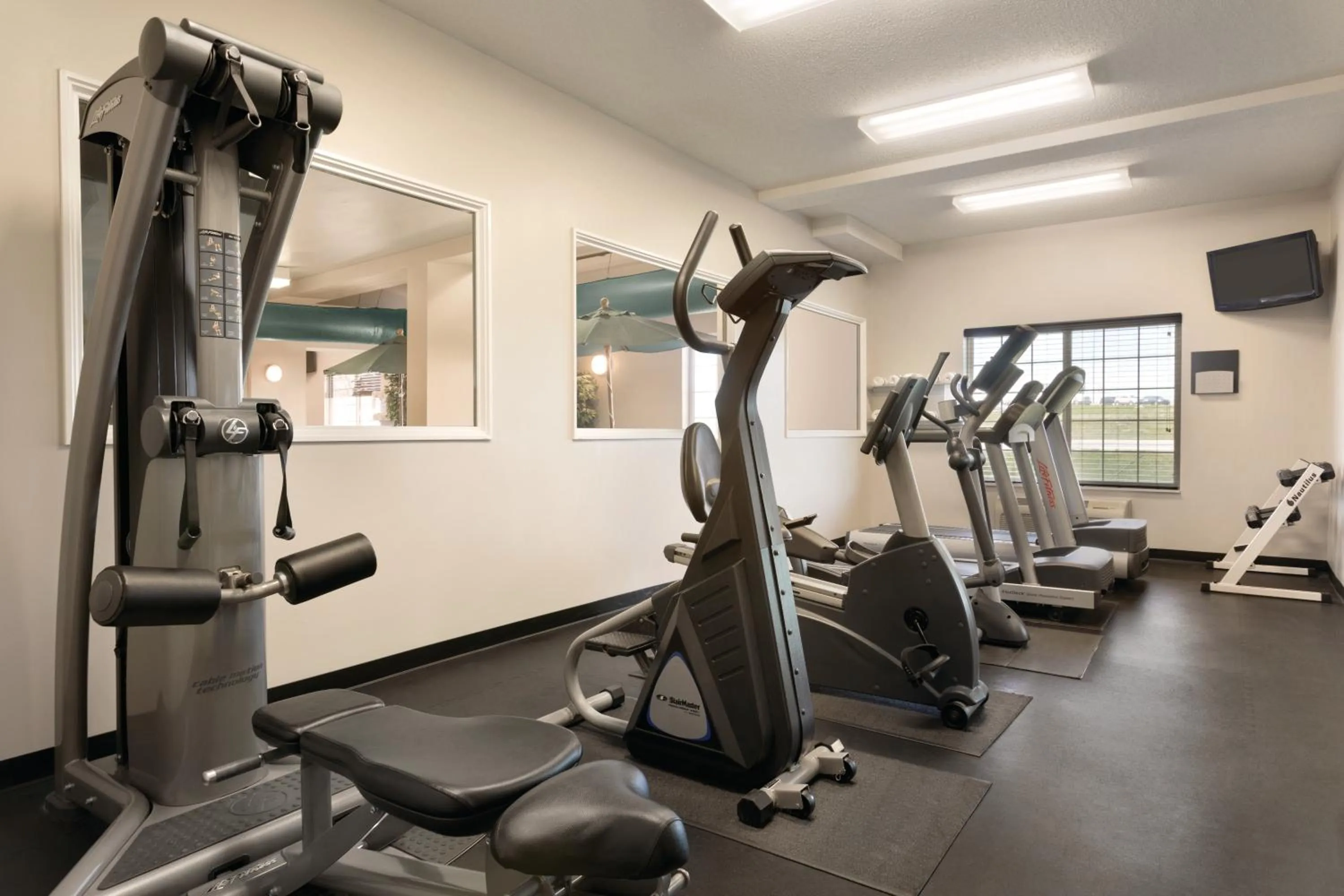 Fitness centre/facilities in Country Inn & Suites by Radisson, Indianapolis Airport South, IN