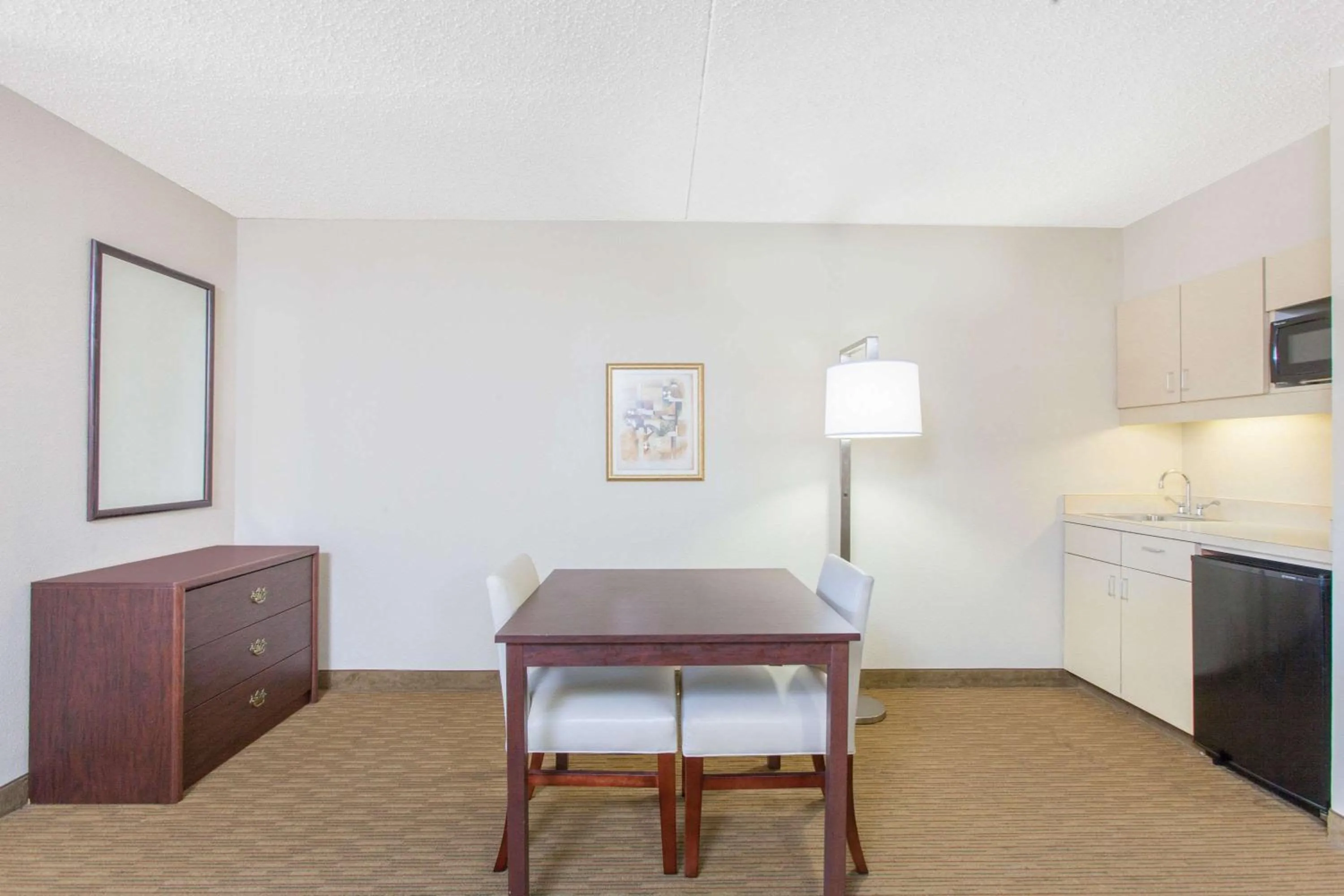 Photo of the whole room in Hawthorn Suites Midwest City