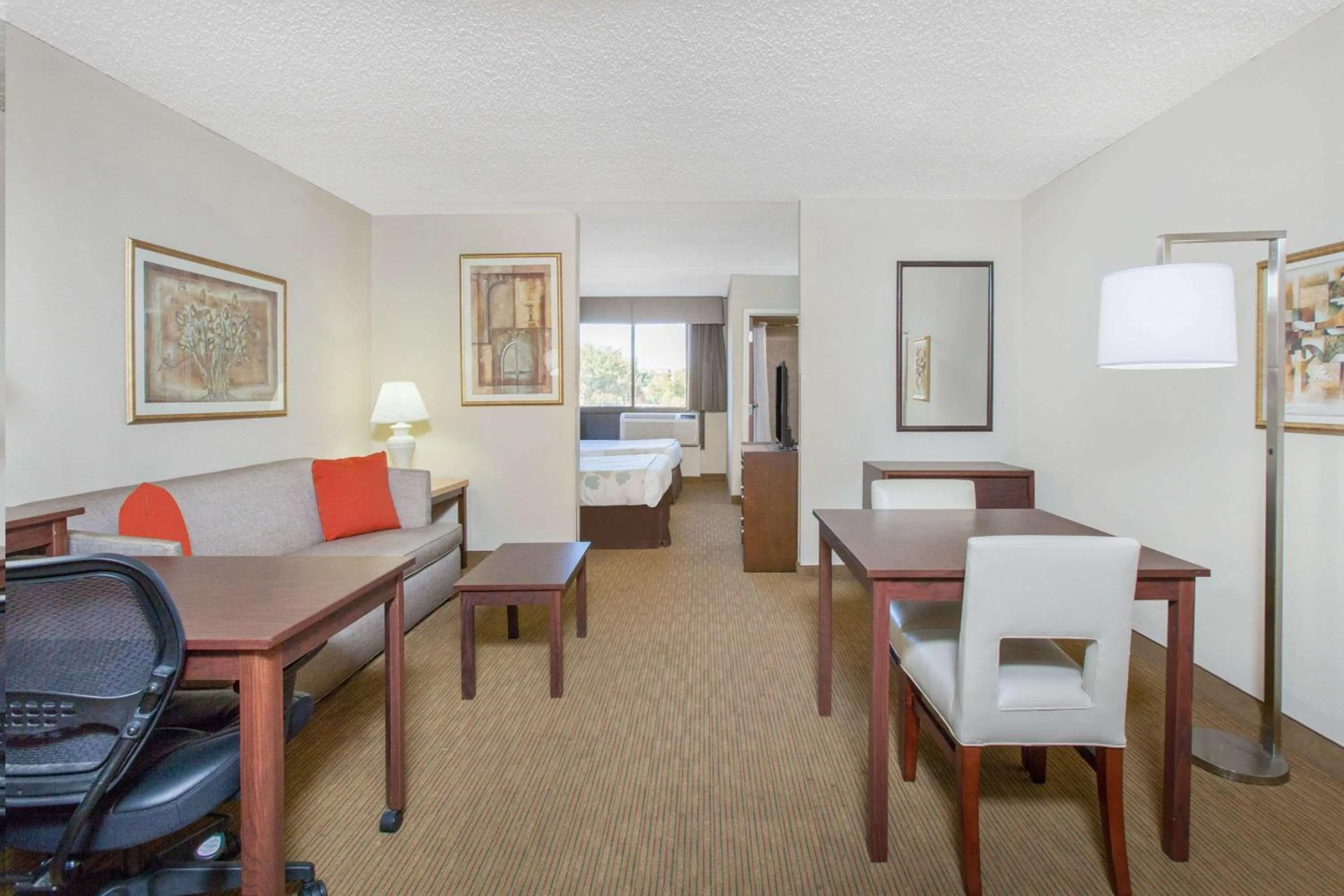 Photo of the whole room in Hawthorn Suites Midwest City