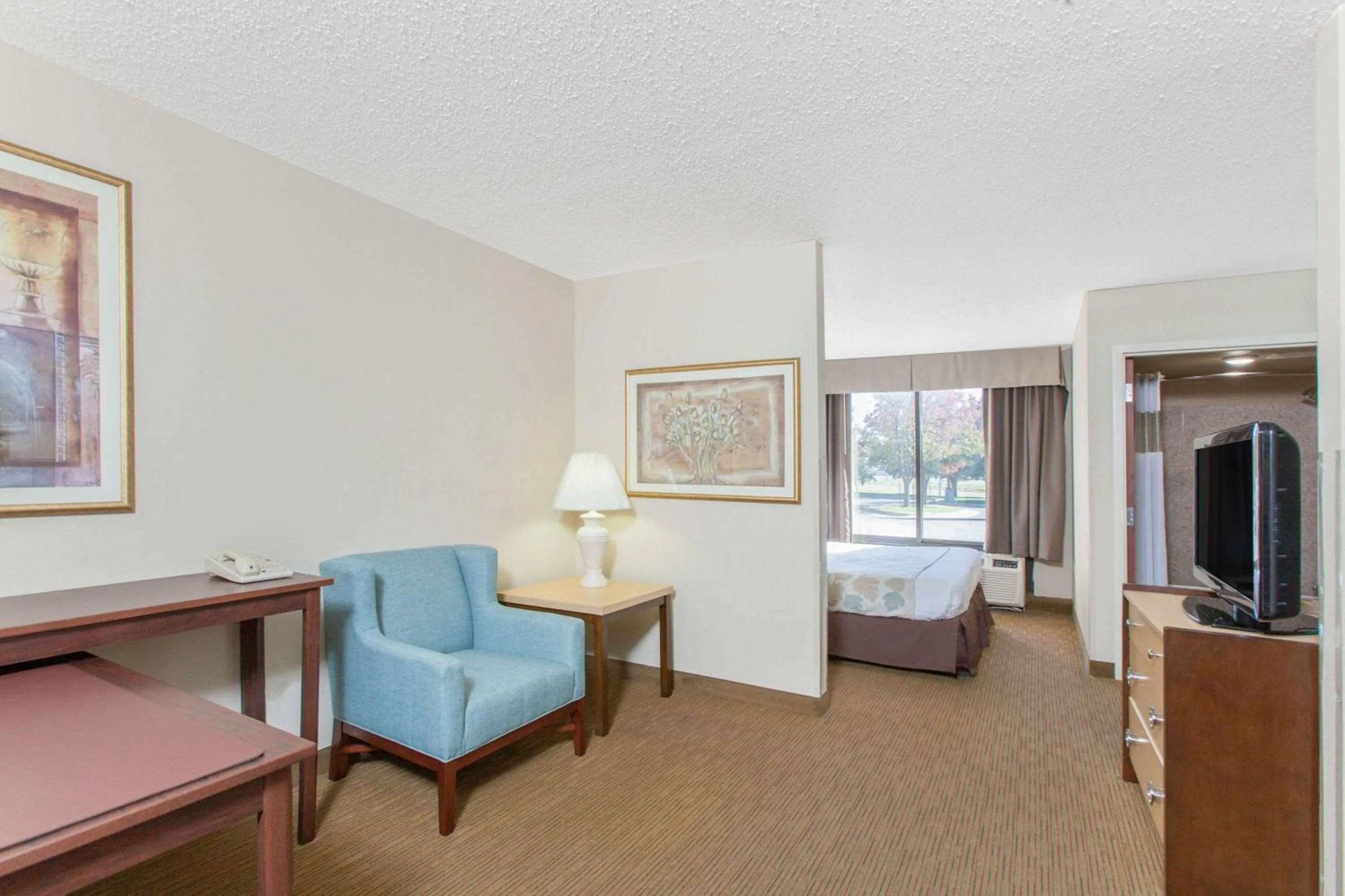 Photo of the whole room, Bed in Hawthorn Suites Midwest City