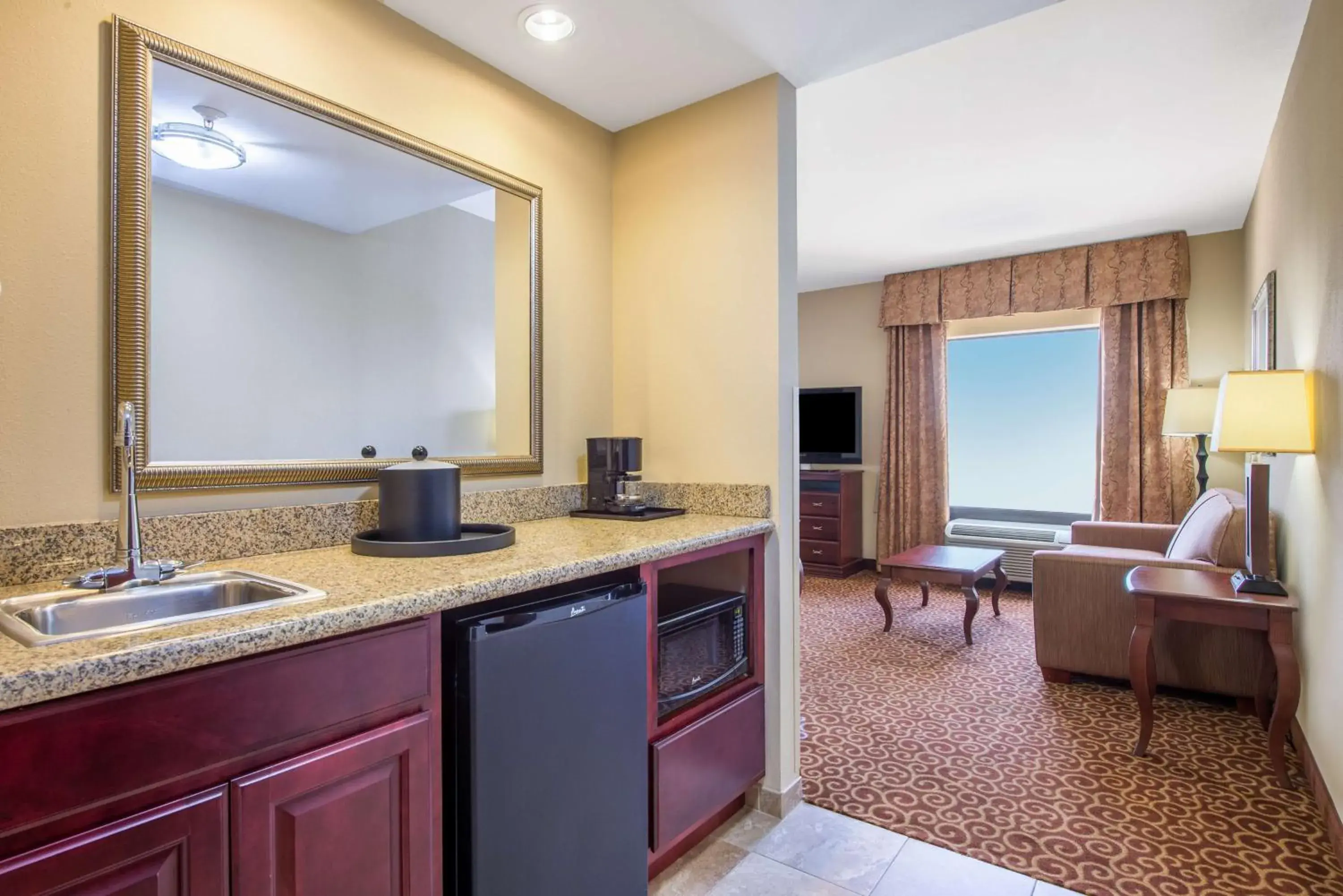 One-Bedroom King Suite with Whirlpool - Non-Smoking in Hampton Inn & Suites Oklahoma City - South One-Bedroom King Suite with Whirlpool - Non-Smoking in Hampton Inn & Suites Oklahoma City - South