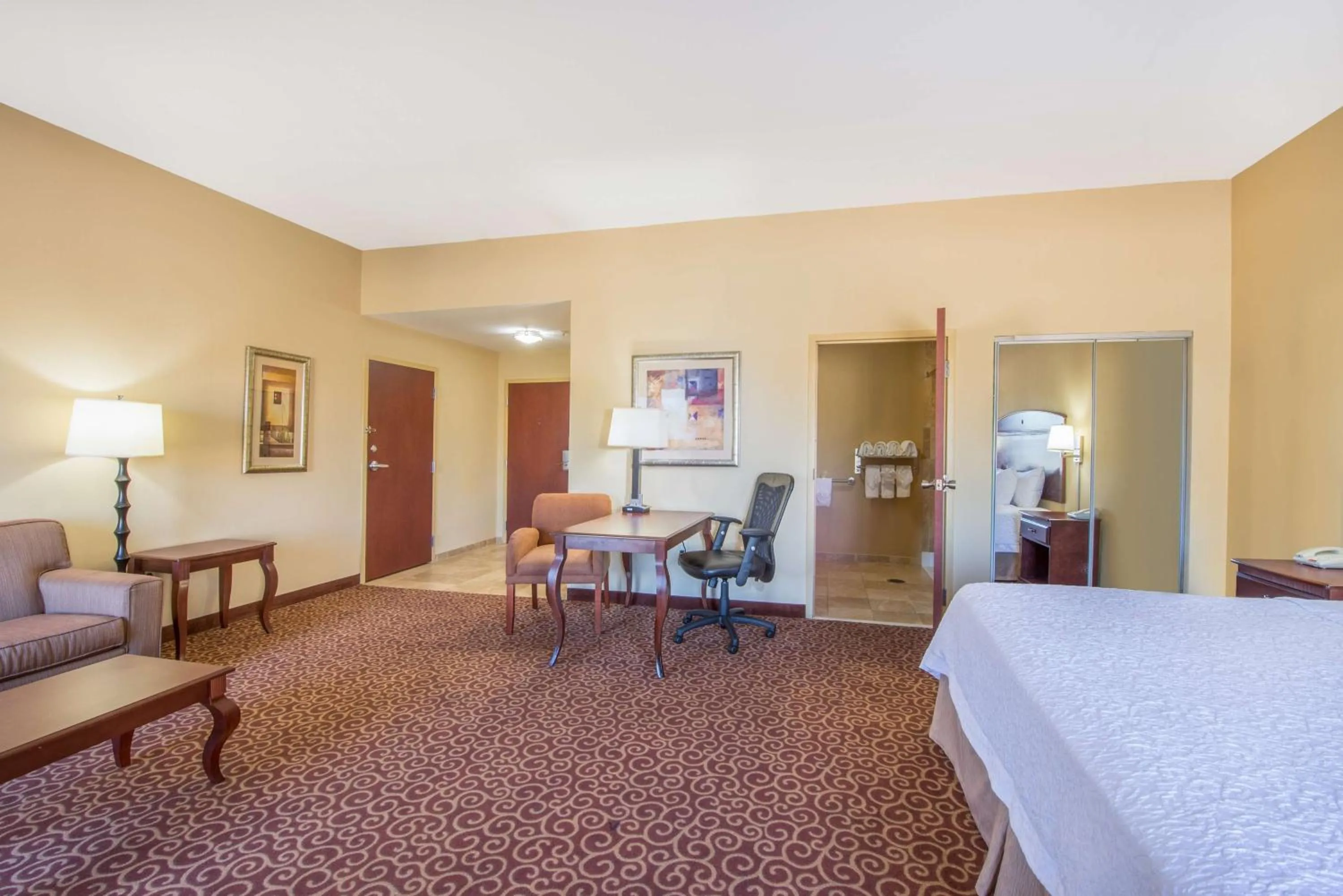 Living room, Bed in Hampton Inn & Suites Oklahoma City - South