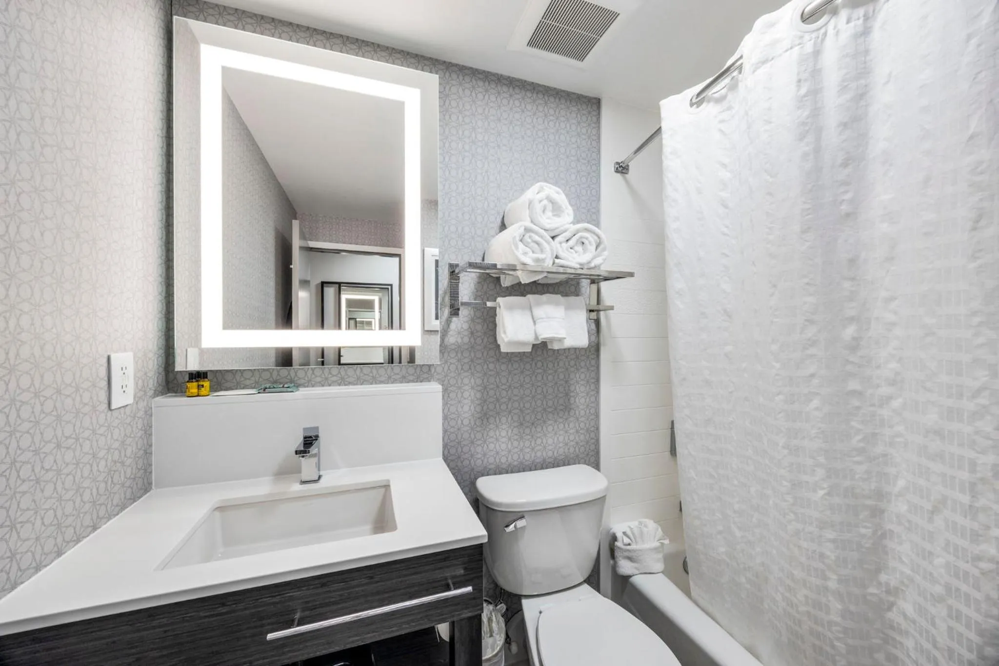 Property building in Best Western Downtown PLUS Music Row