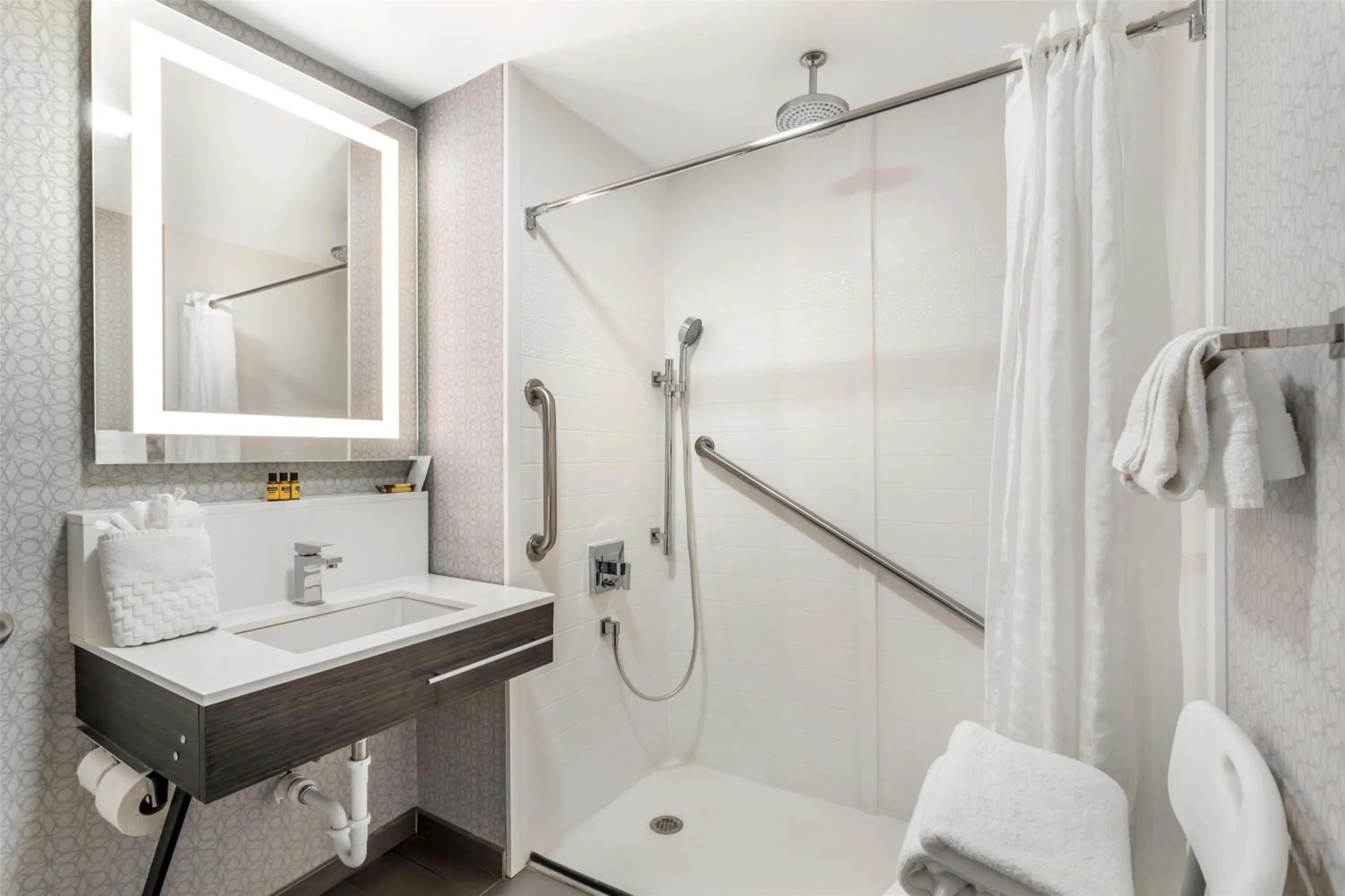 Bathroom in Best Western Downtown PLUS Music Row