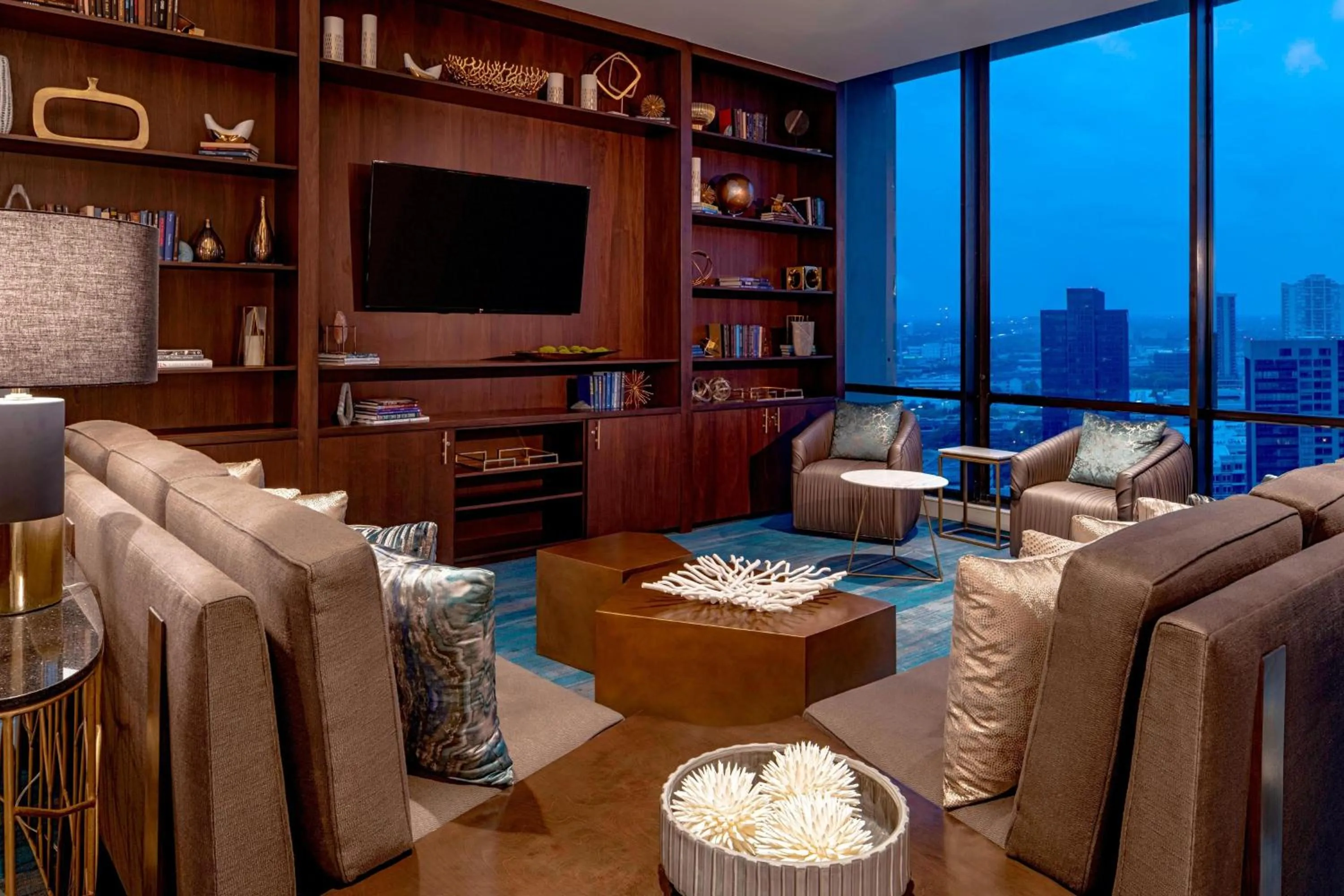 Lounge or bar in The Westin Galleria Houston