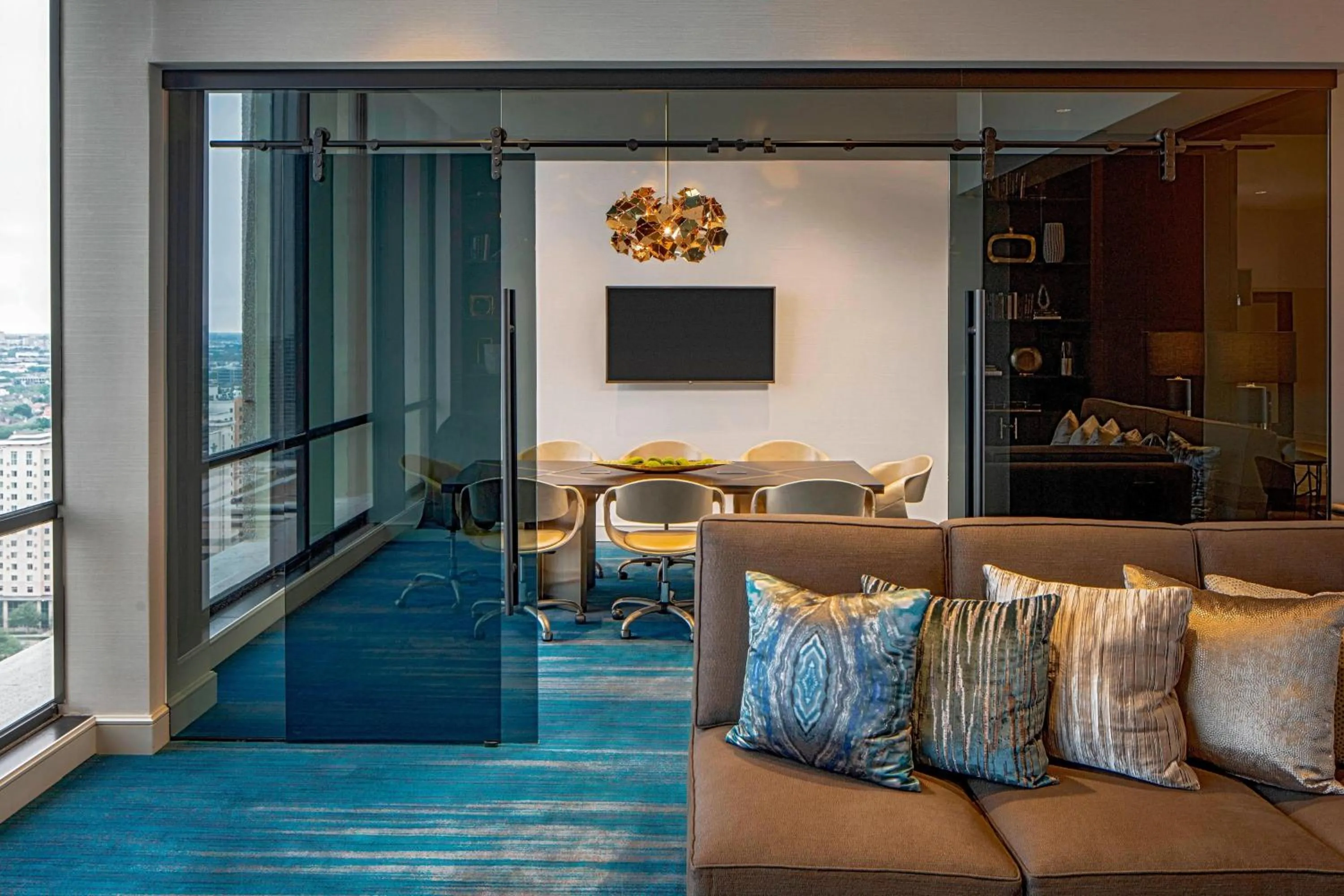 Lounge or bar in The Westin Galleria Houston