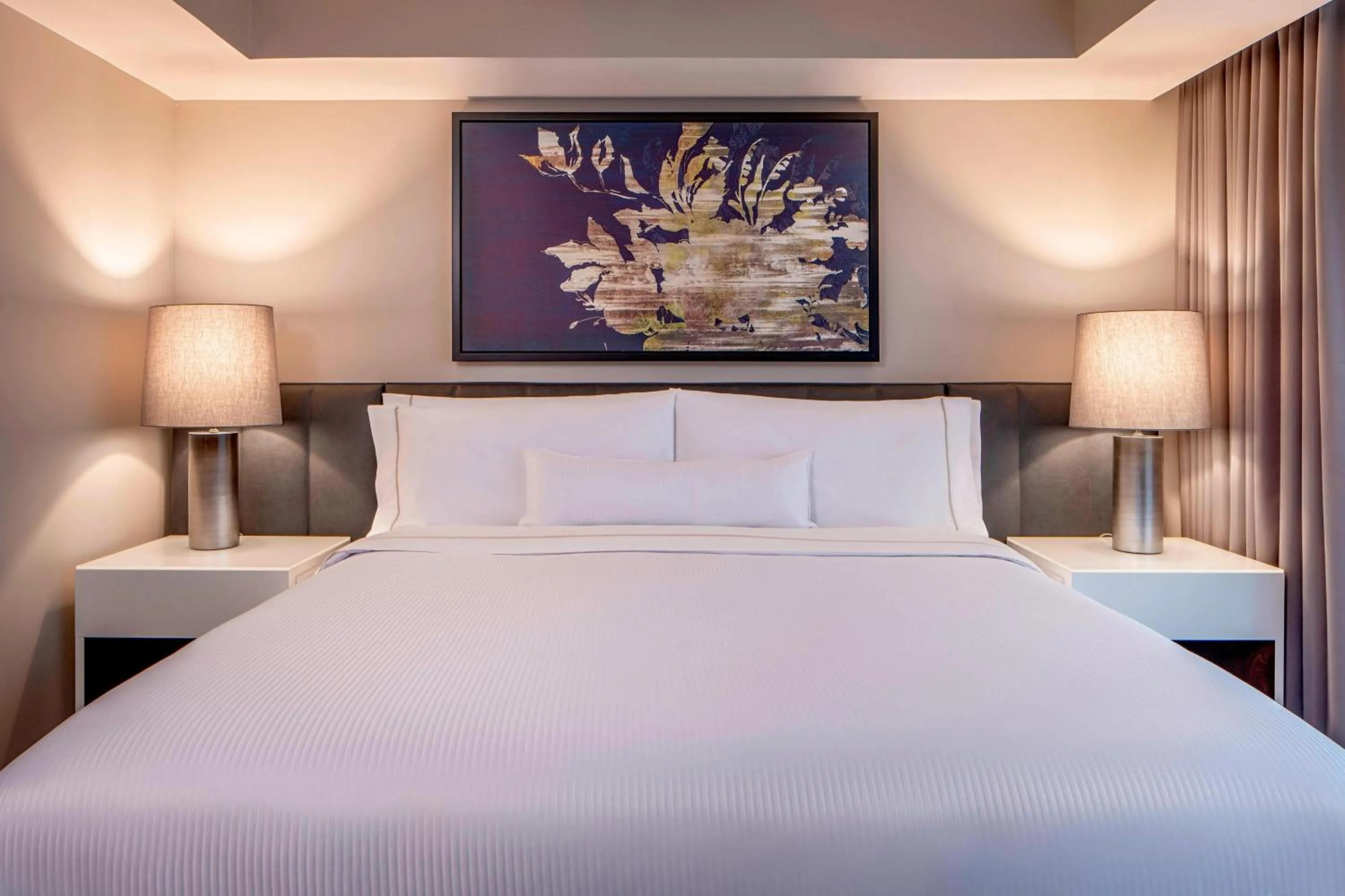 Bedroom, Bed in The Westin Oaks Houston at the Galleria