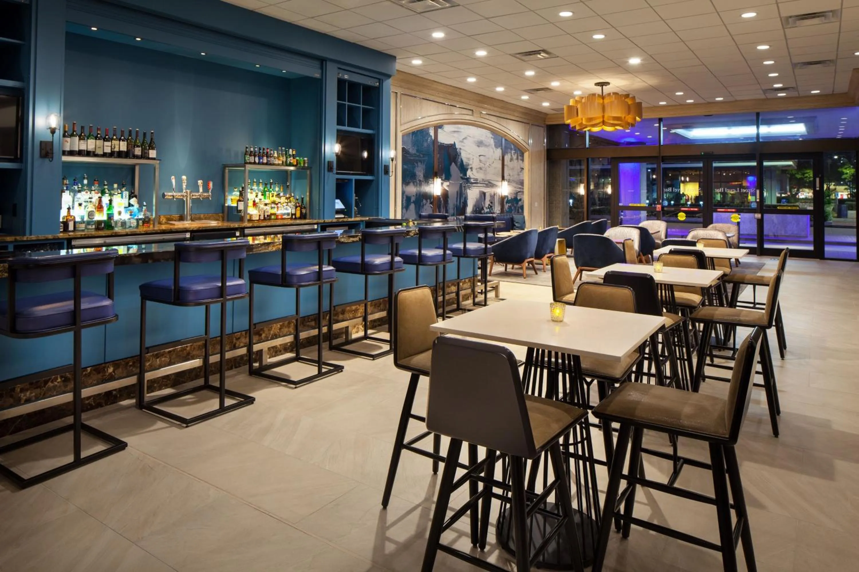 Lounge or bar in The Westin Oaks Houston at the Galleria