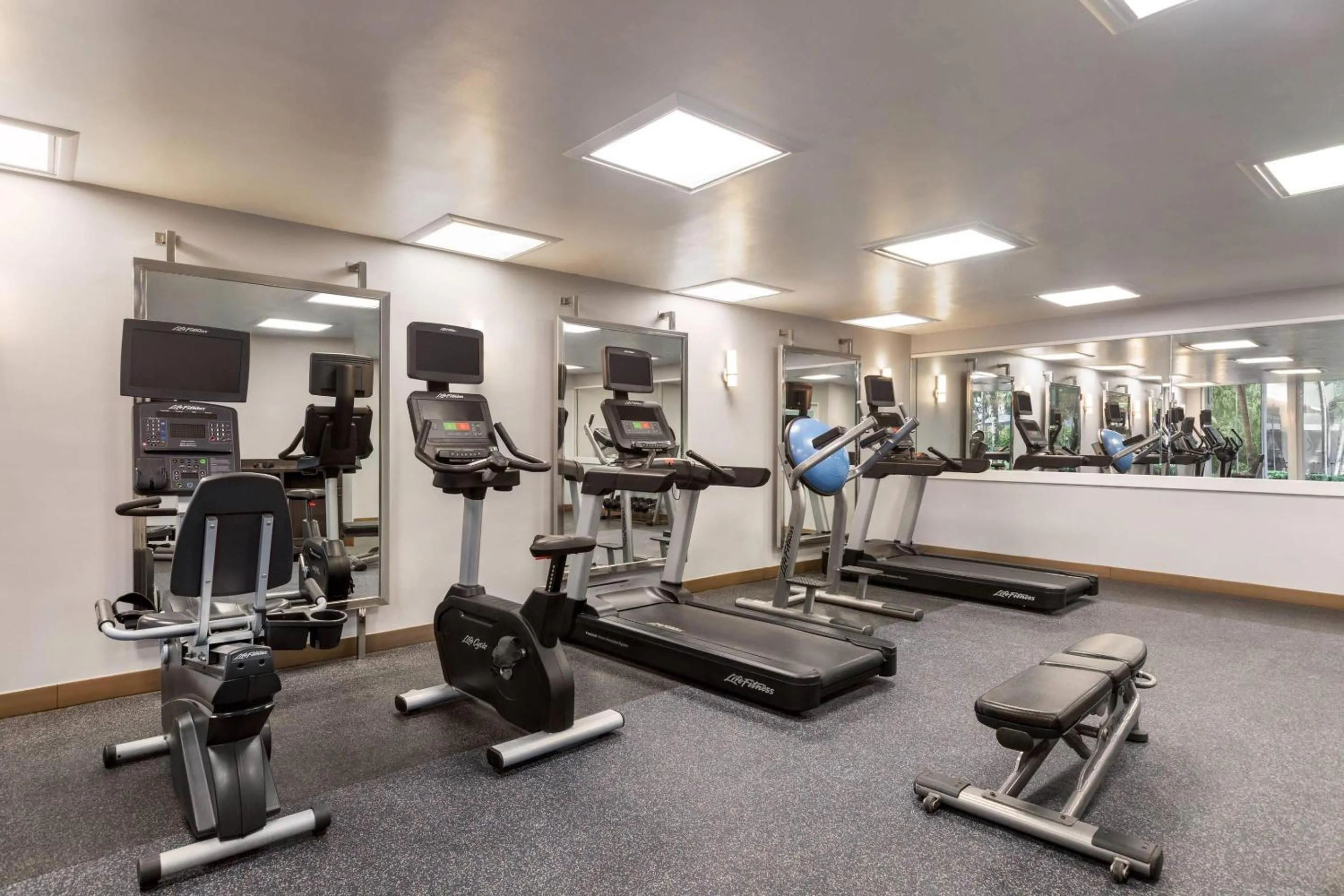Fitness centre/facilities in Radisson Resort Miami Beach