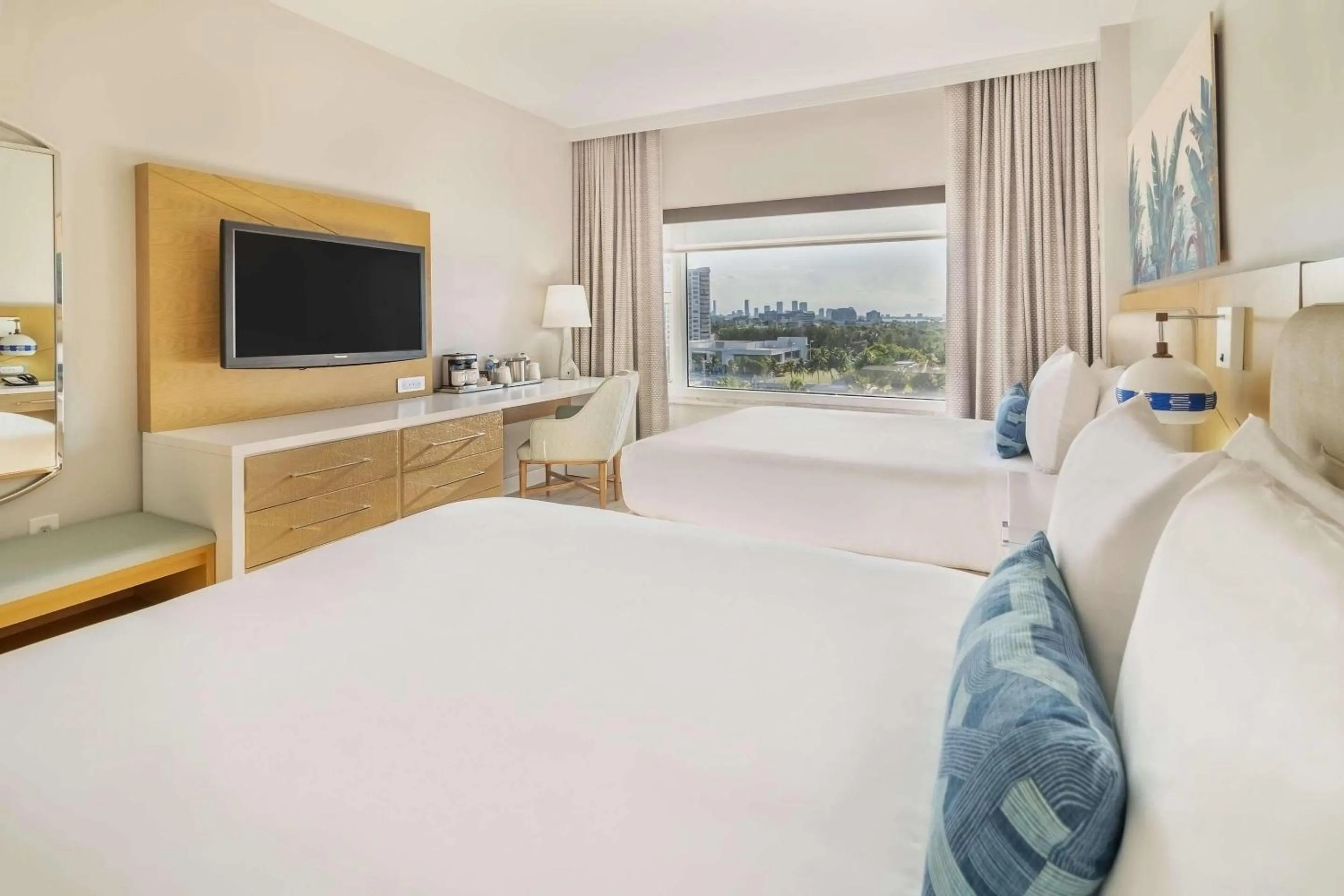 Bedroom, Bed in Radisson Resort Miami Beach