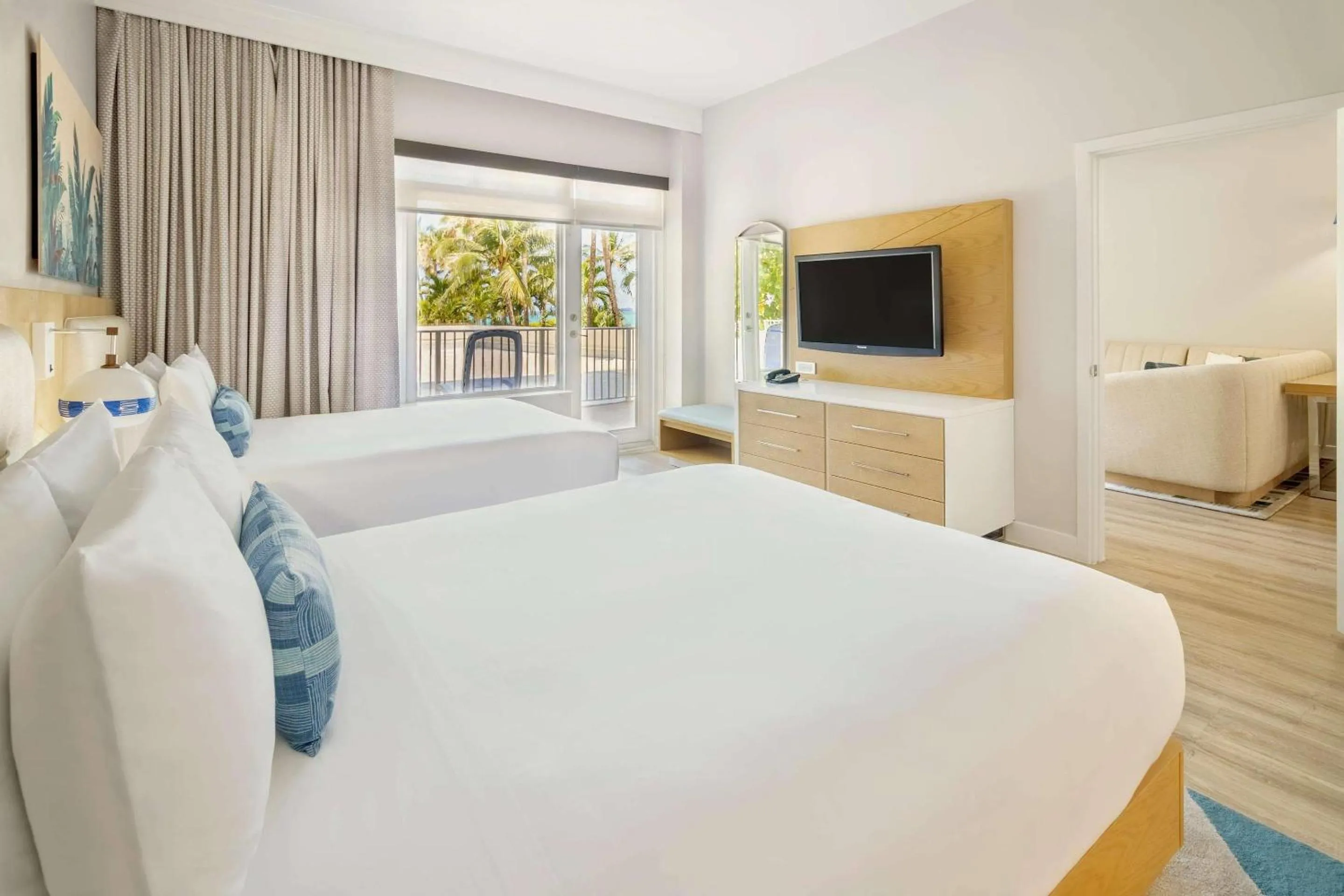 Bedroom, Bed in Radisson Resort Miami Beach