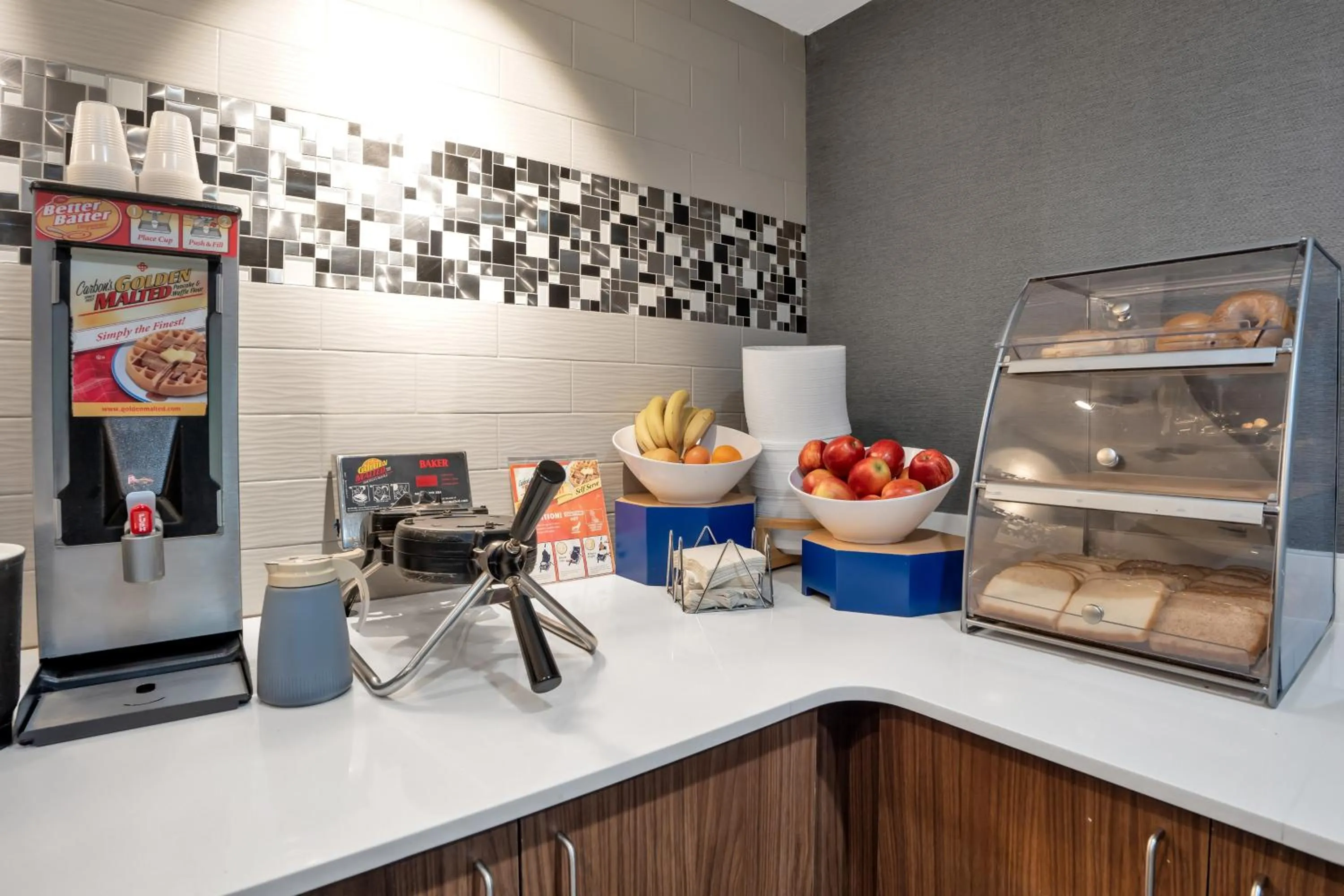 Breakfast in Alexis Inn and Suites Hotel