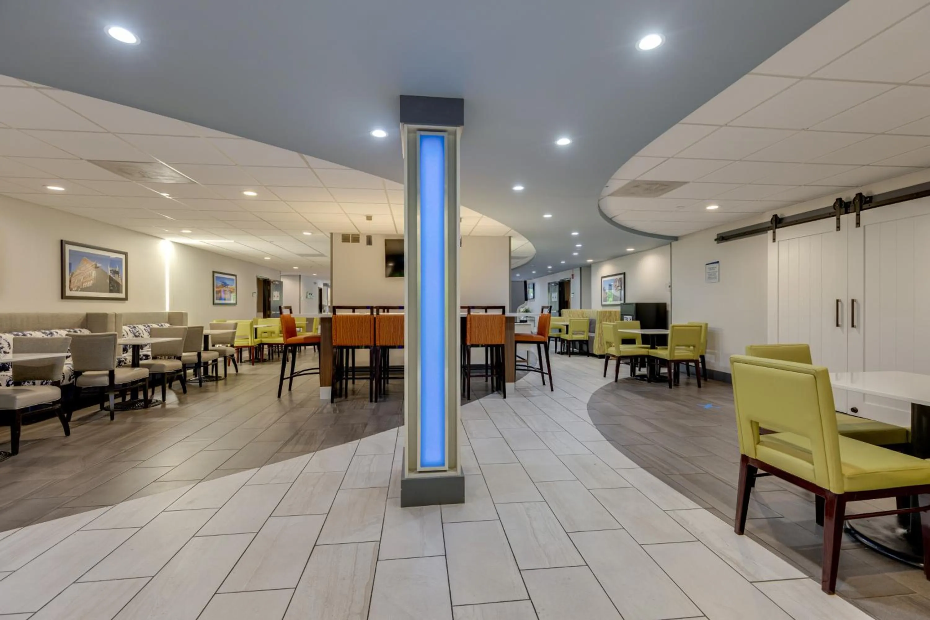 Seating area in Alexis Inn and Suites Hotel