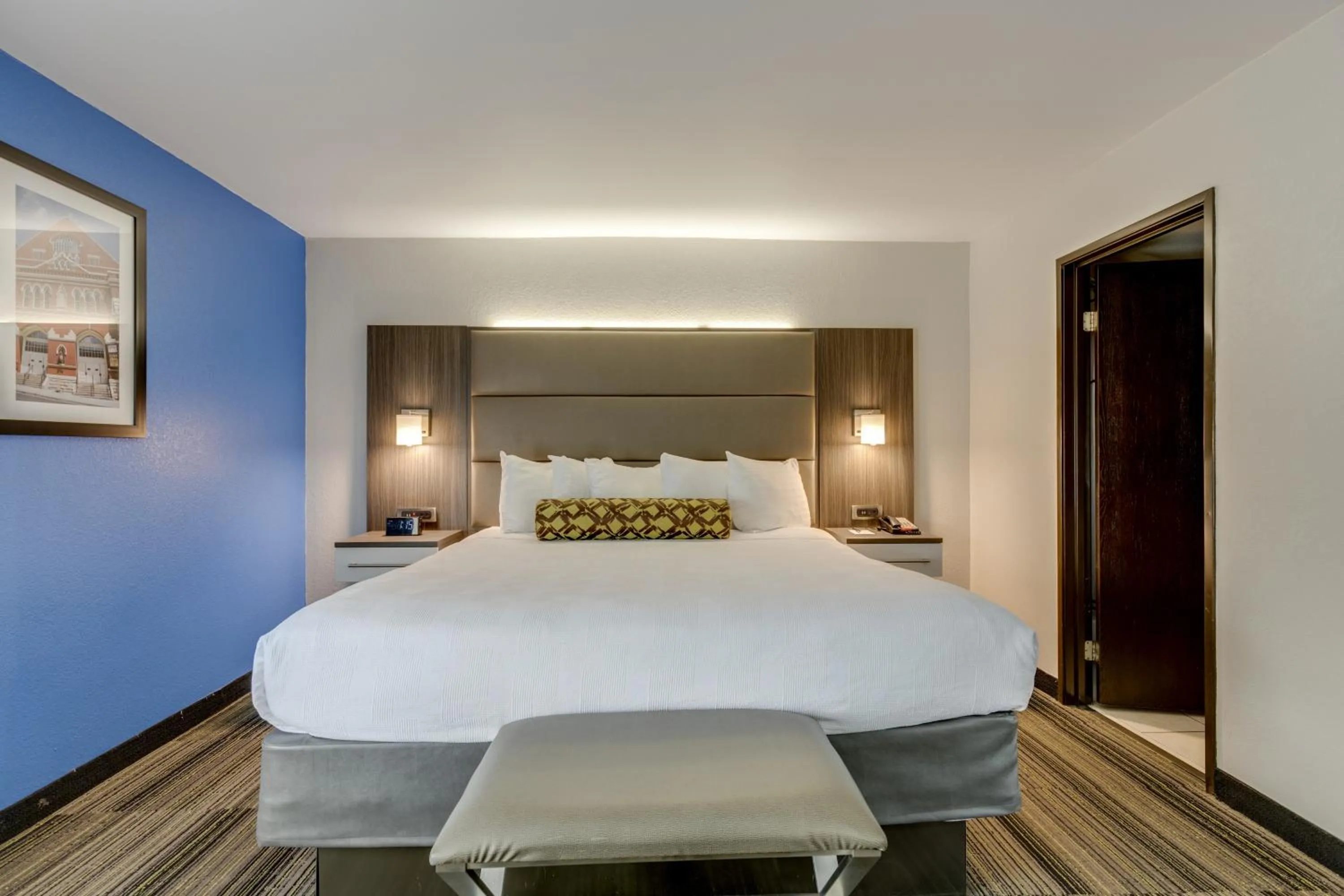 Bed in Alexis Inn and Suites Hotel