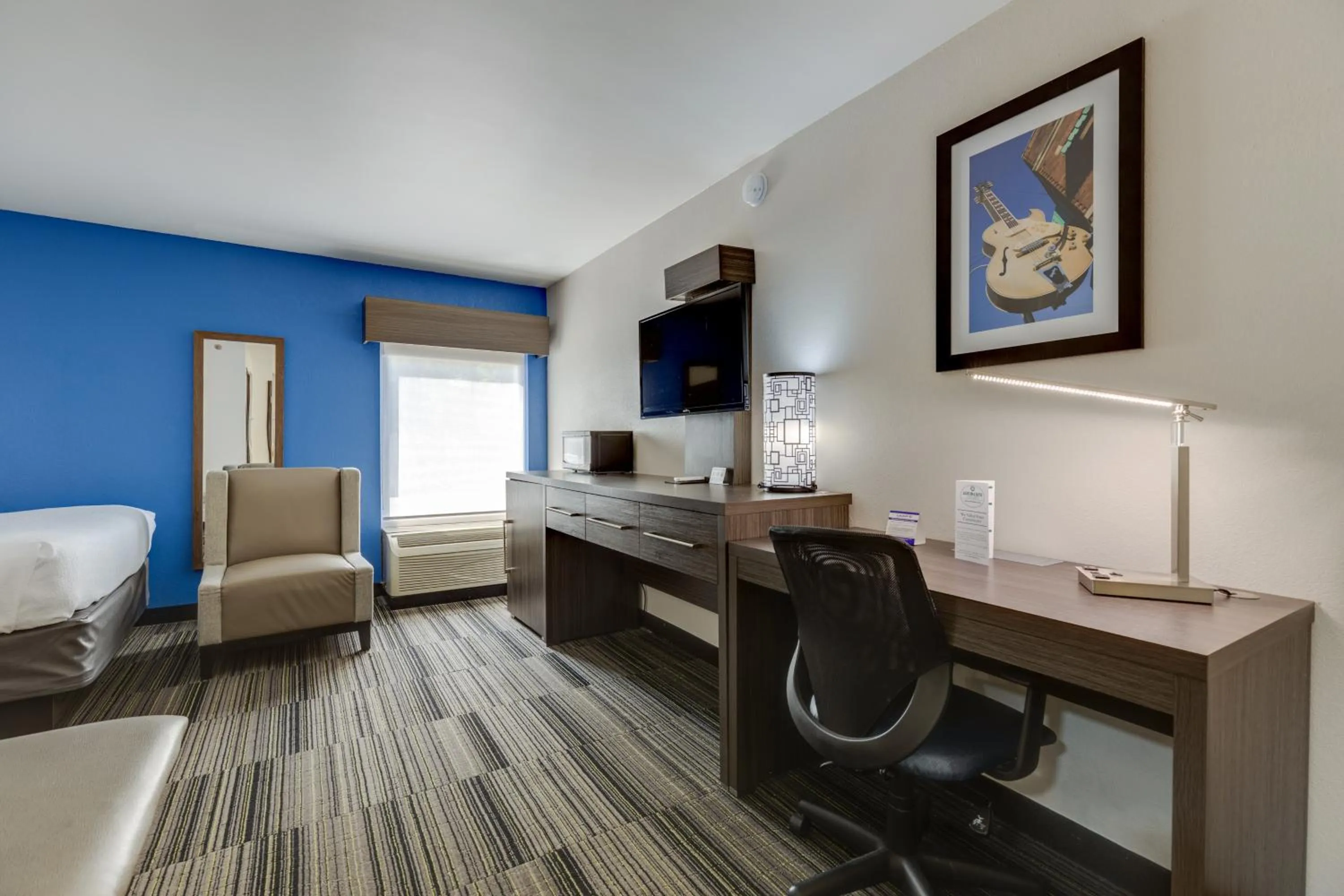 TV and multimedia in Alexis Inn and Suites Hotel