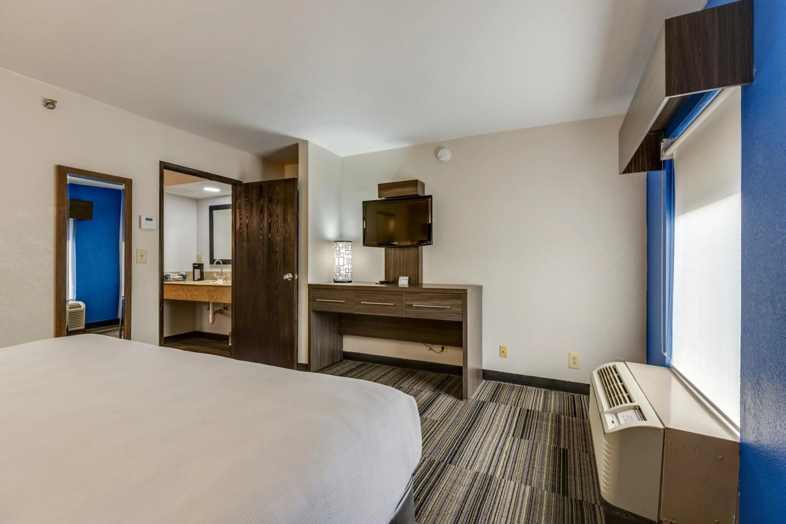 Bed in Alexis Inn and Suites Hotel