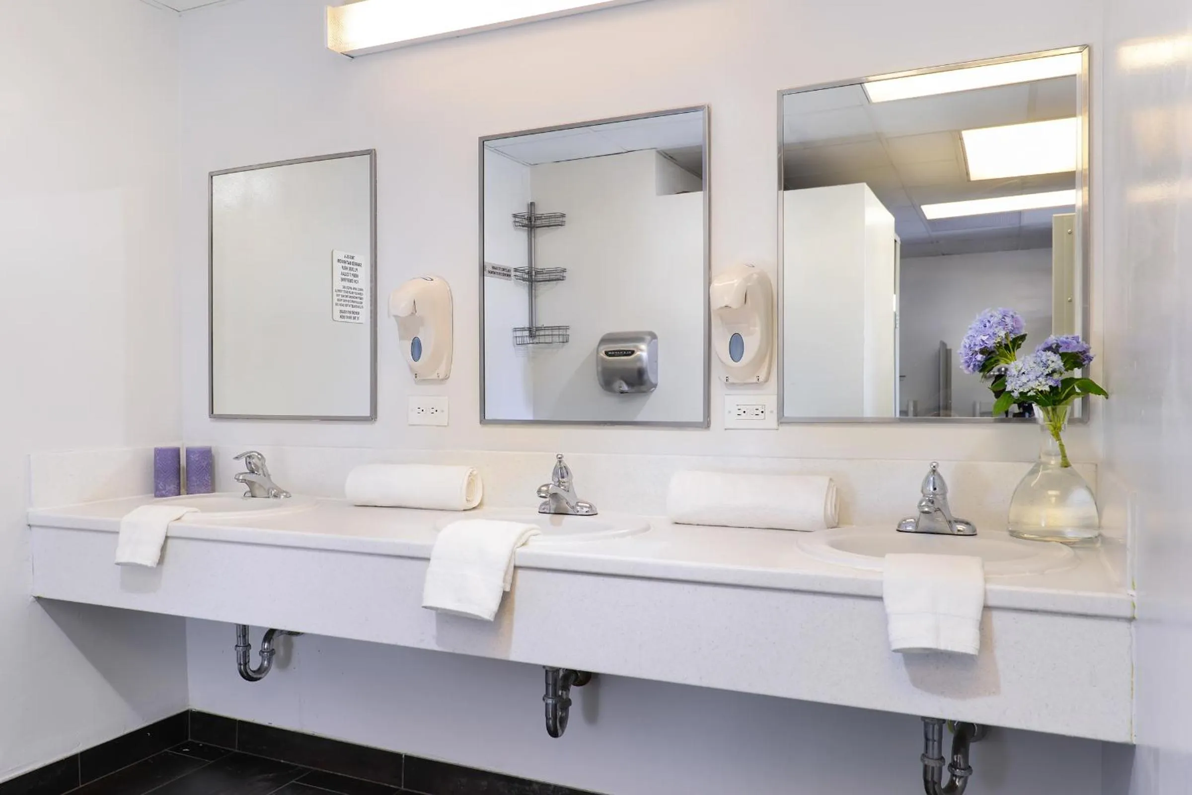 Bathroom in Chicago Getaway Hostel