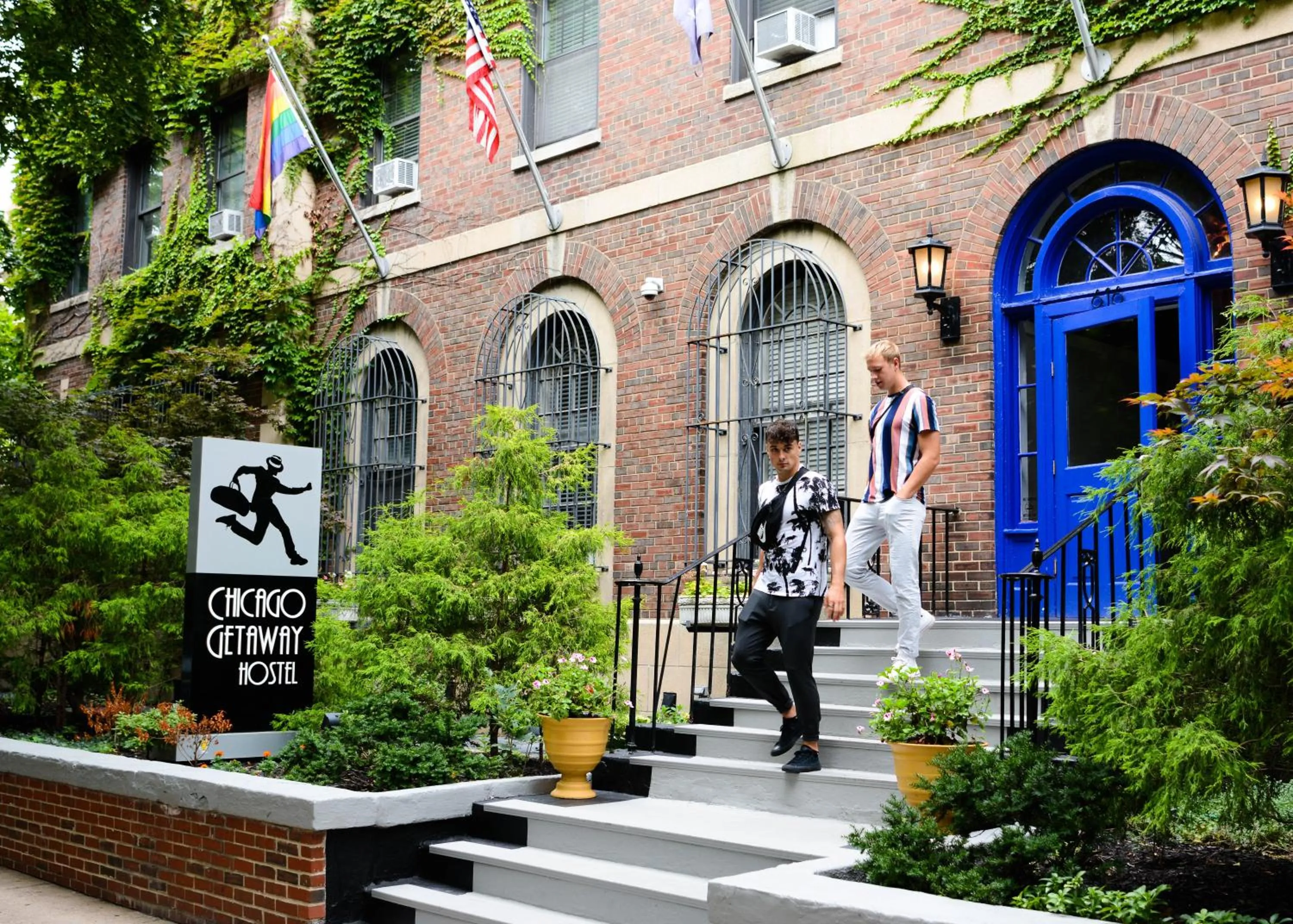 Facade/entrance in Chicago Getaway Hostel