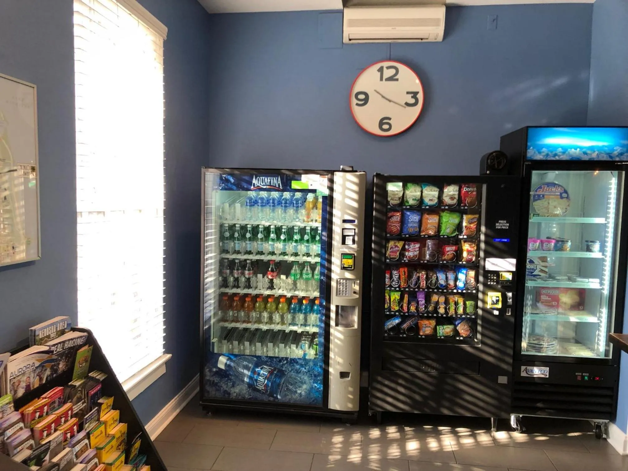 On-site shops in Chicago Getaway Hostel