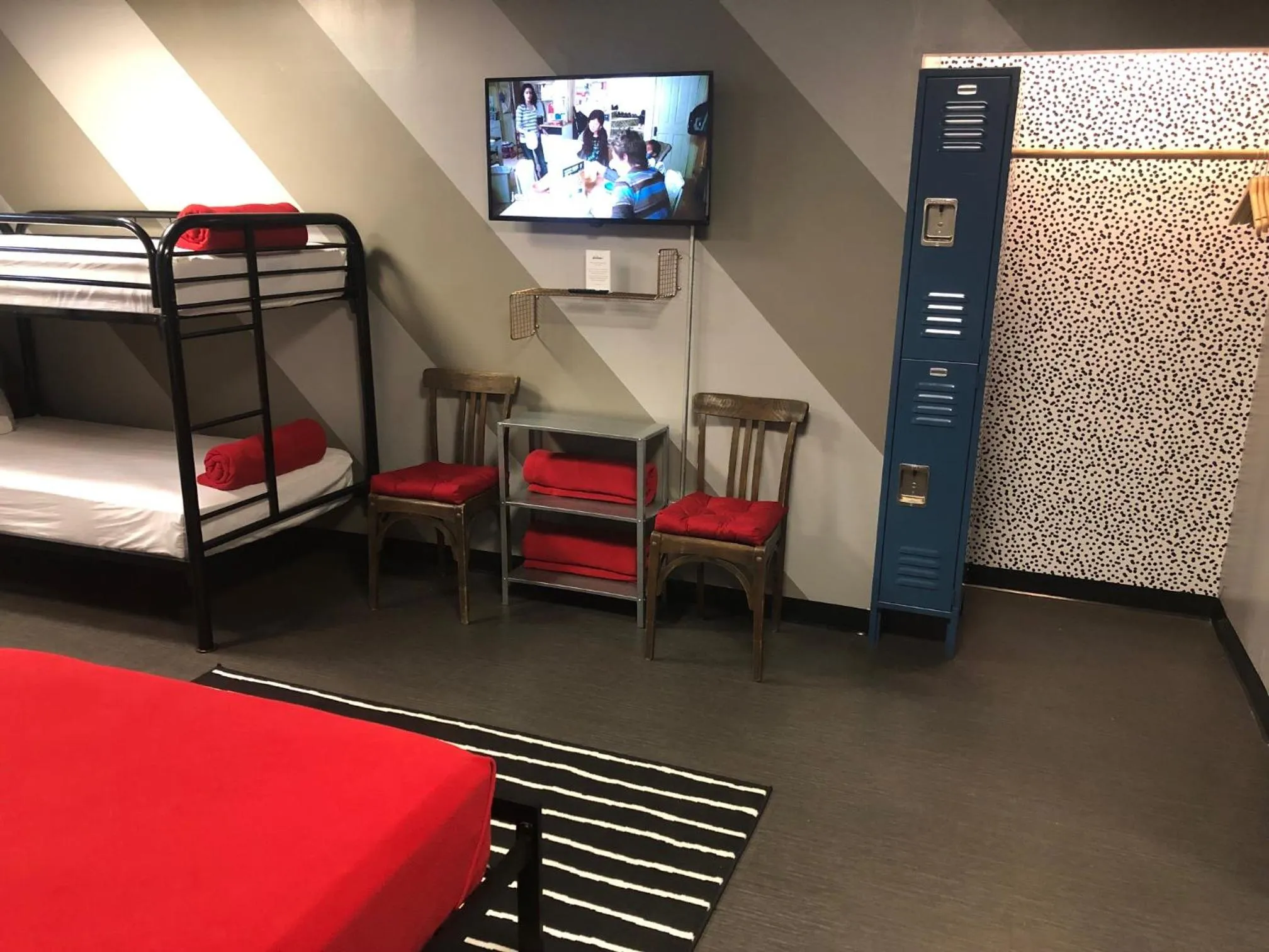 TV and multimedia in Chicago Getaway Hostel