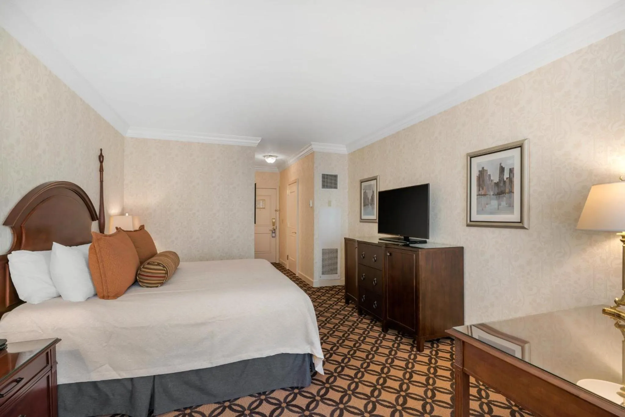 Photo of the whole room, Bed in Omni San Francisco