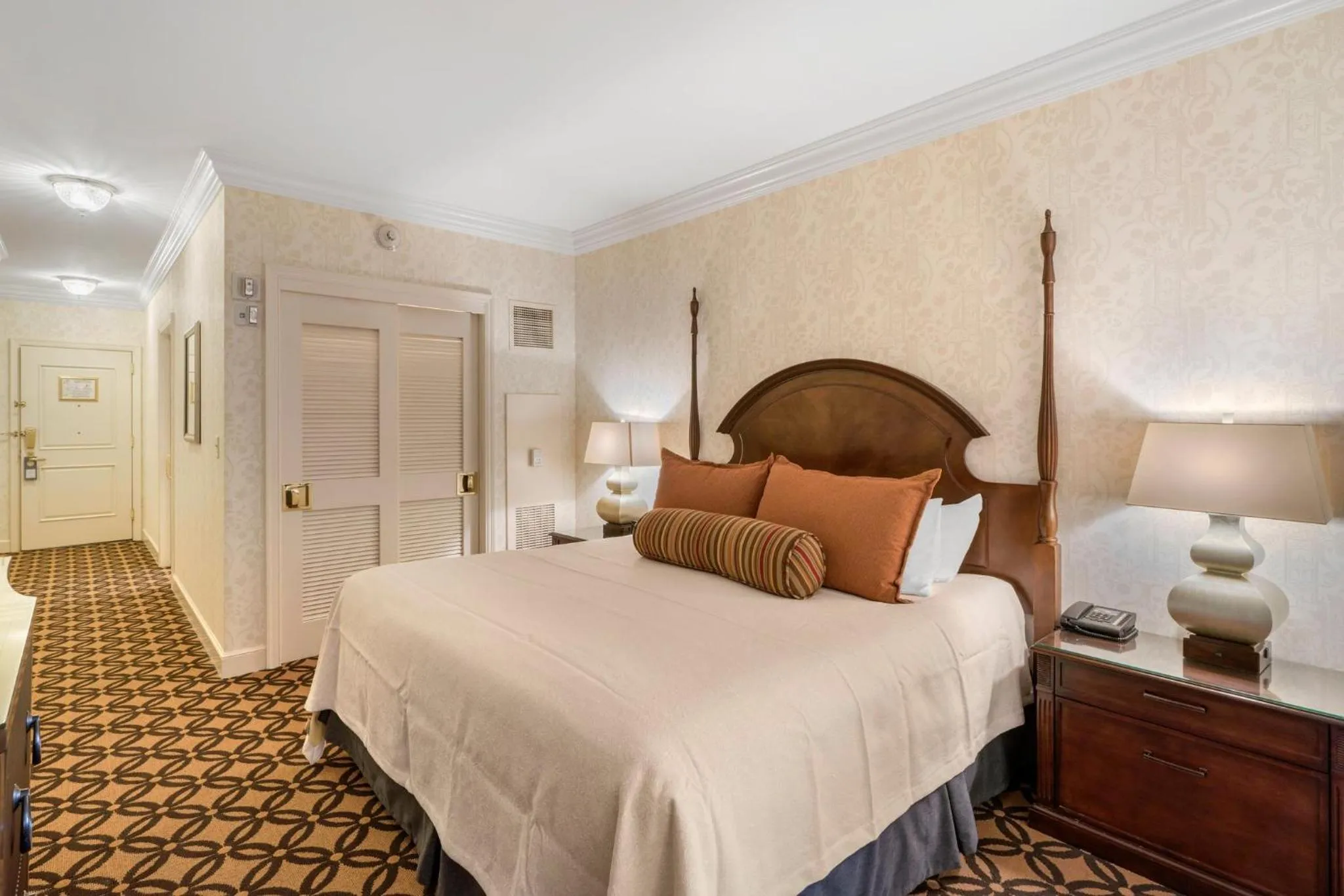 Photo of the whole room, Bed in Omni San Francisco