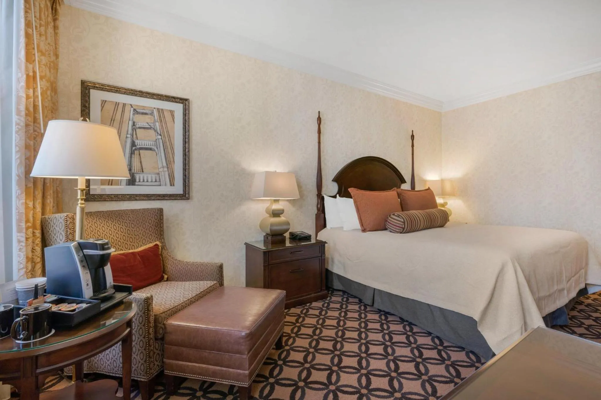 Photo of the whole room, Bed in Omni San Francisco