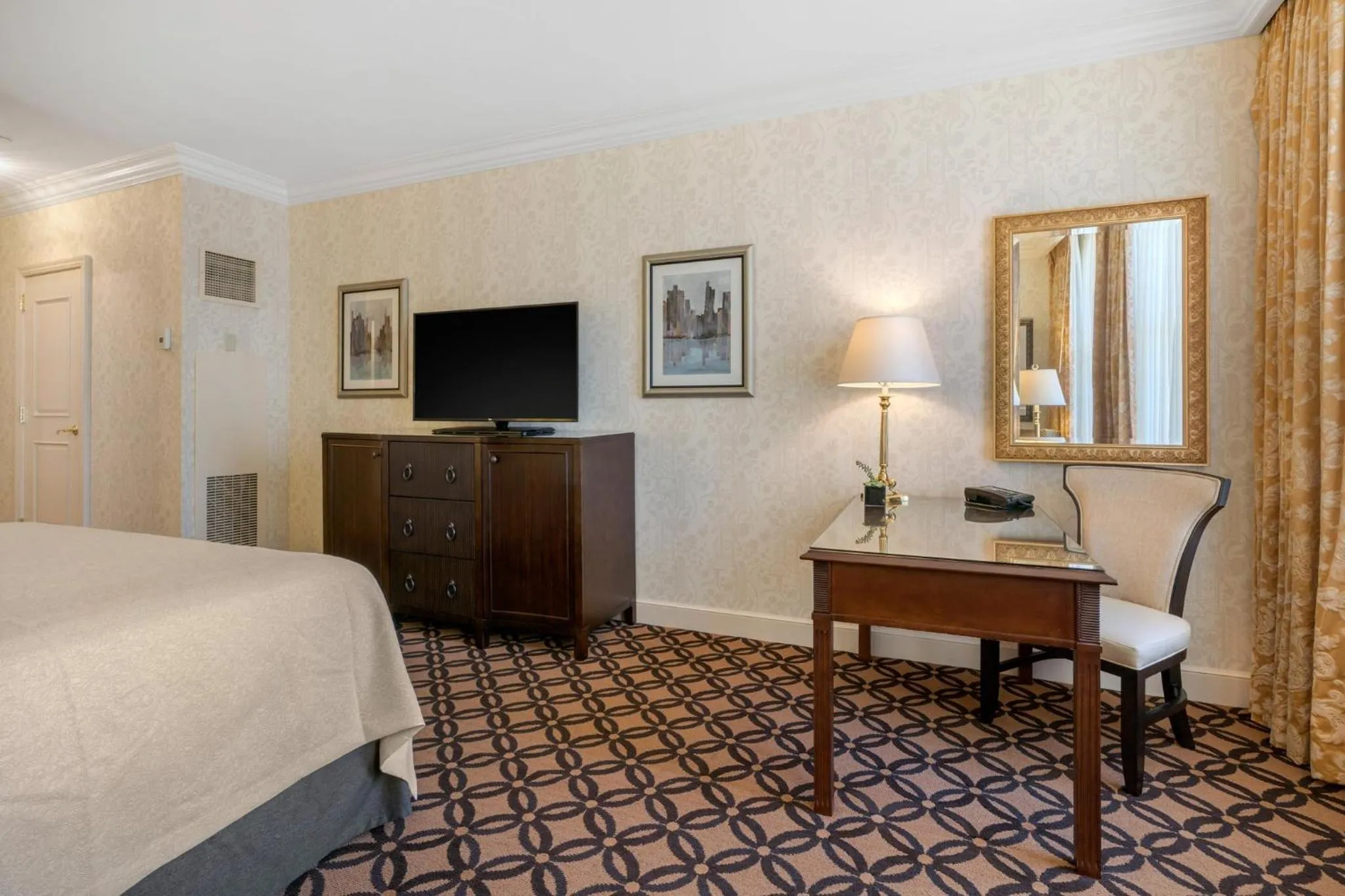 Photo of the whole room, Bed in Omni San Francisco