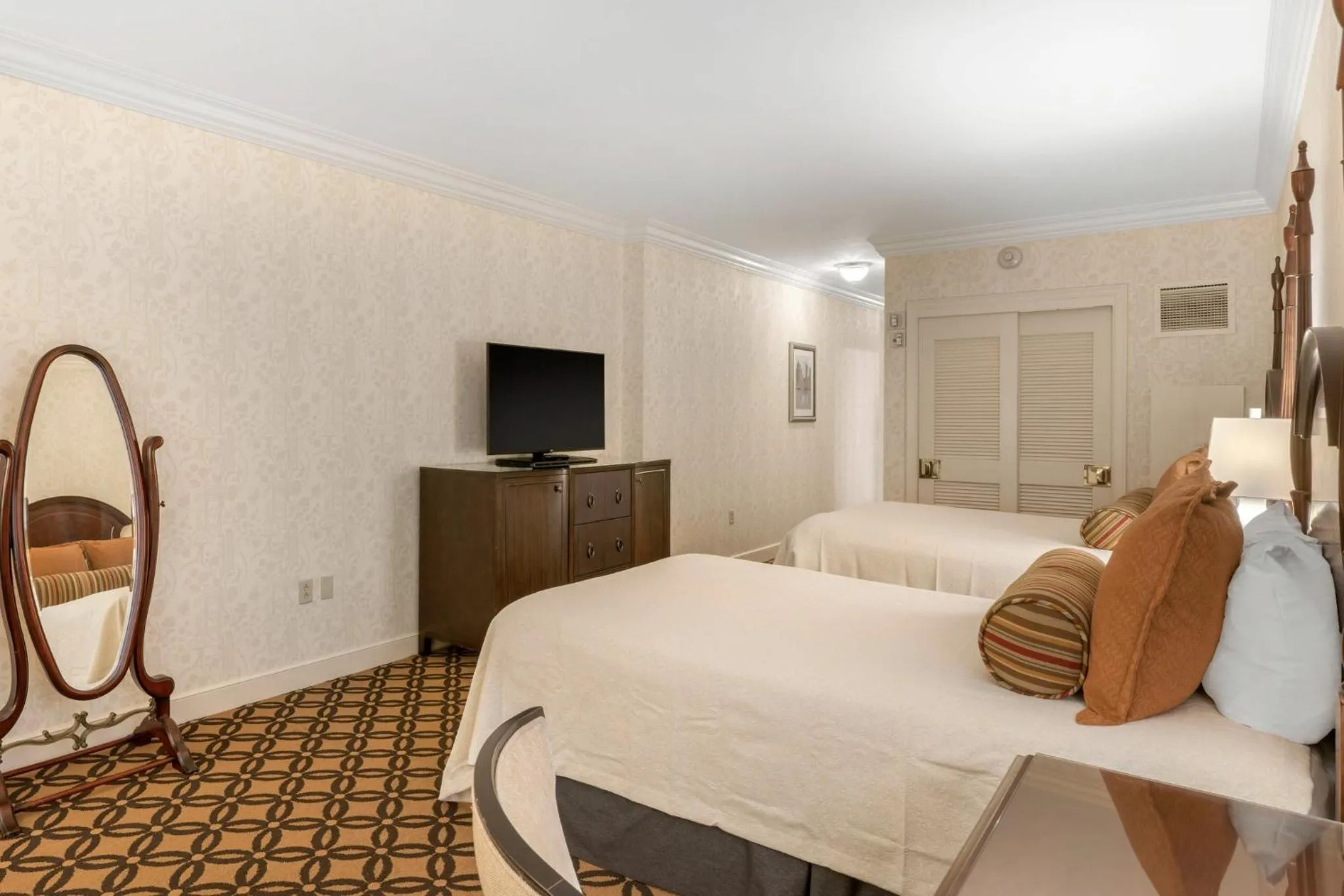 Photo of the whole room, Bed in Omni San Francisco