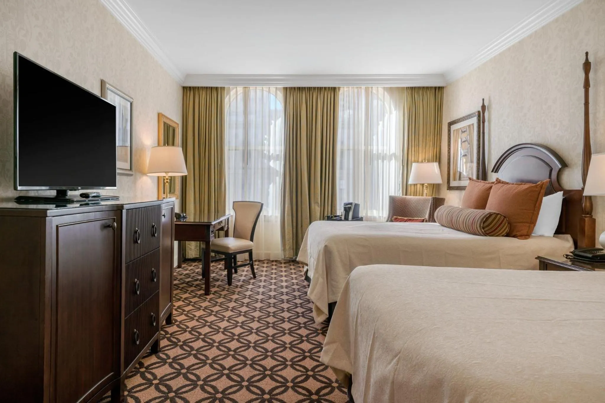 Photo of the whole room, Bed in Omni San Francisco