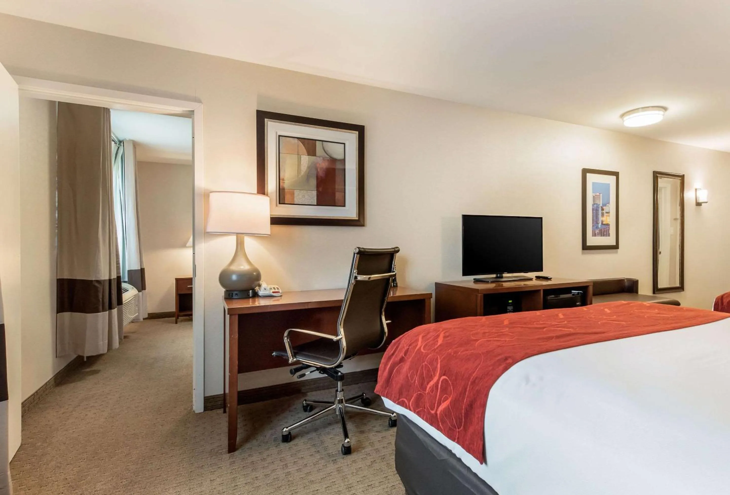 Photo of the whole room, Bed in Comfort Suites Atlantic City North