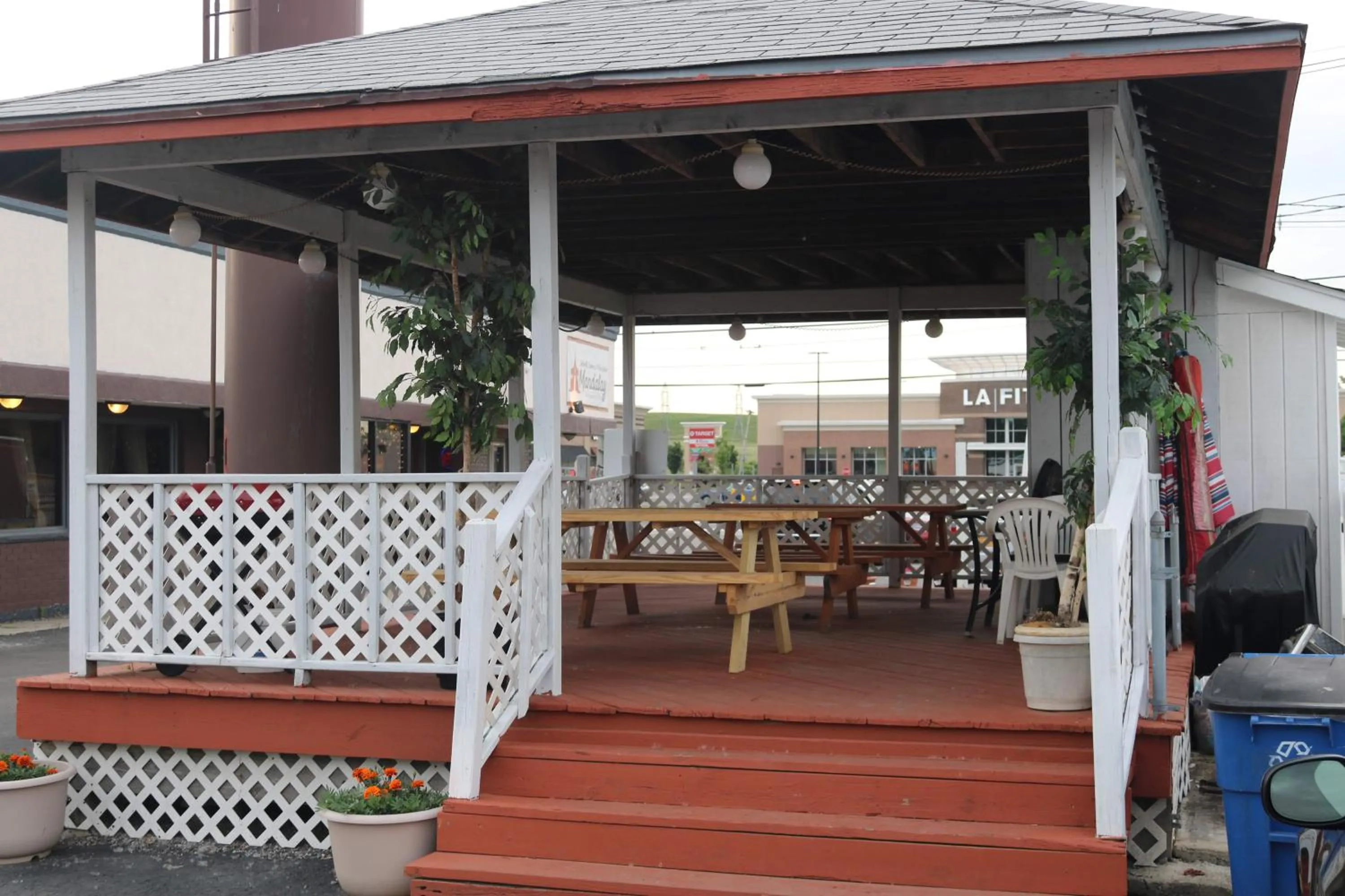 Patio in Budget Host Inn Niagara Falls