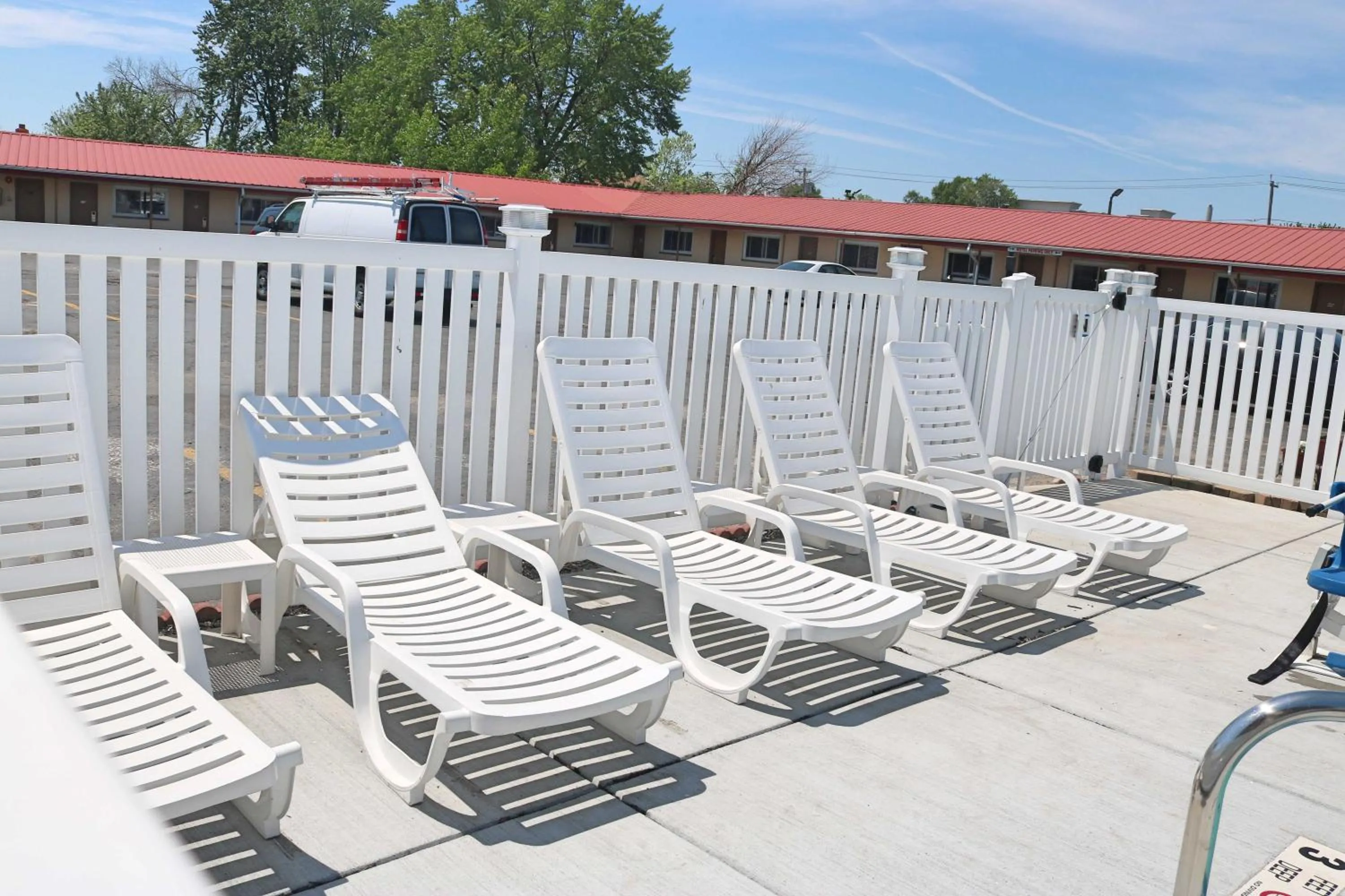 Swimming pool in Woodland Inn