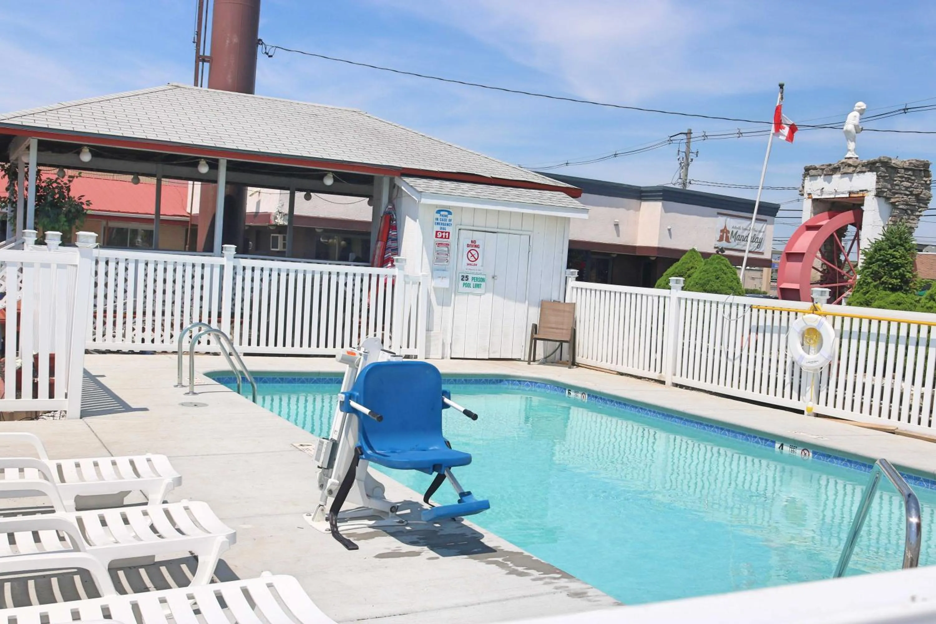 Swimming pool in Woodland Inn