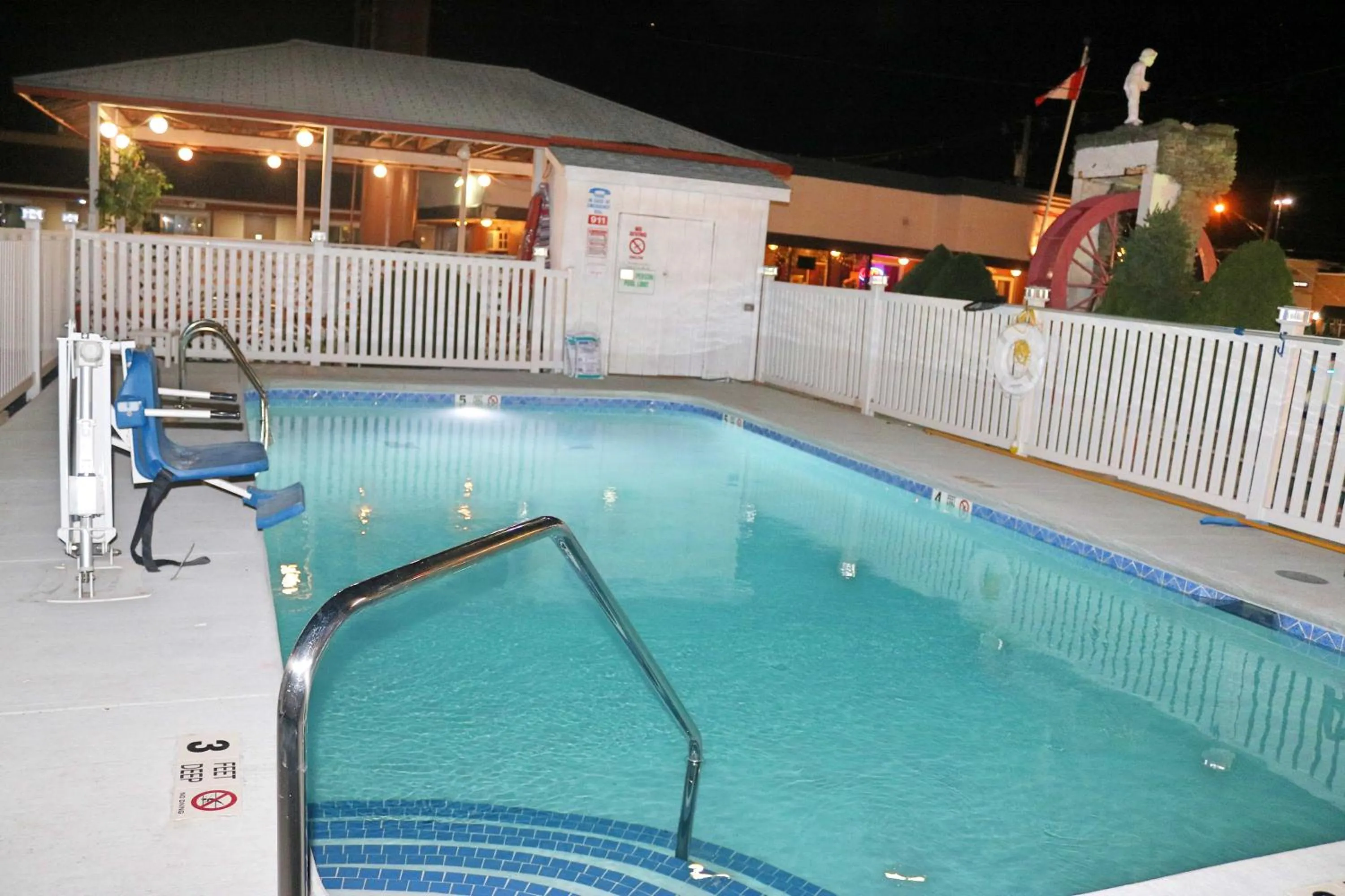 Swimming pool in Woodland Inn
