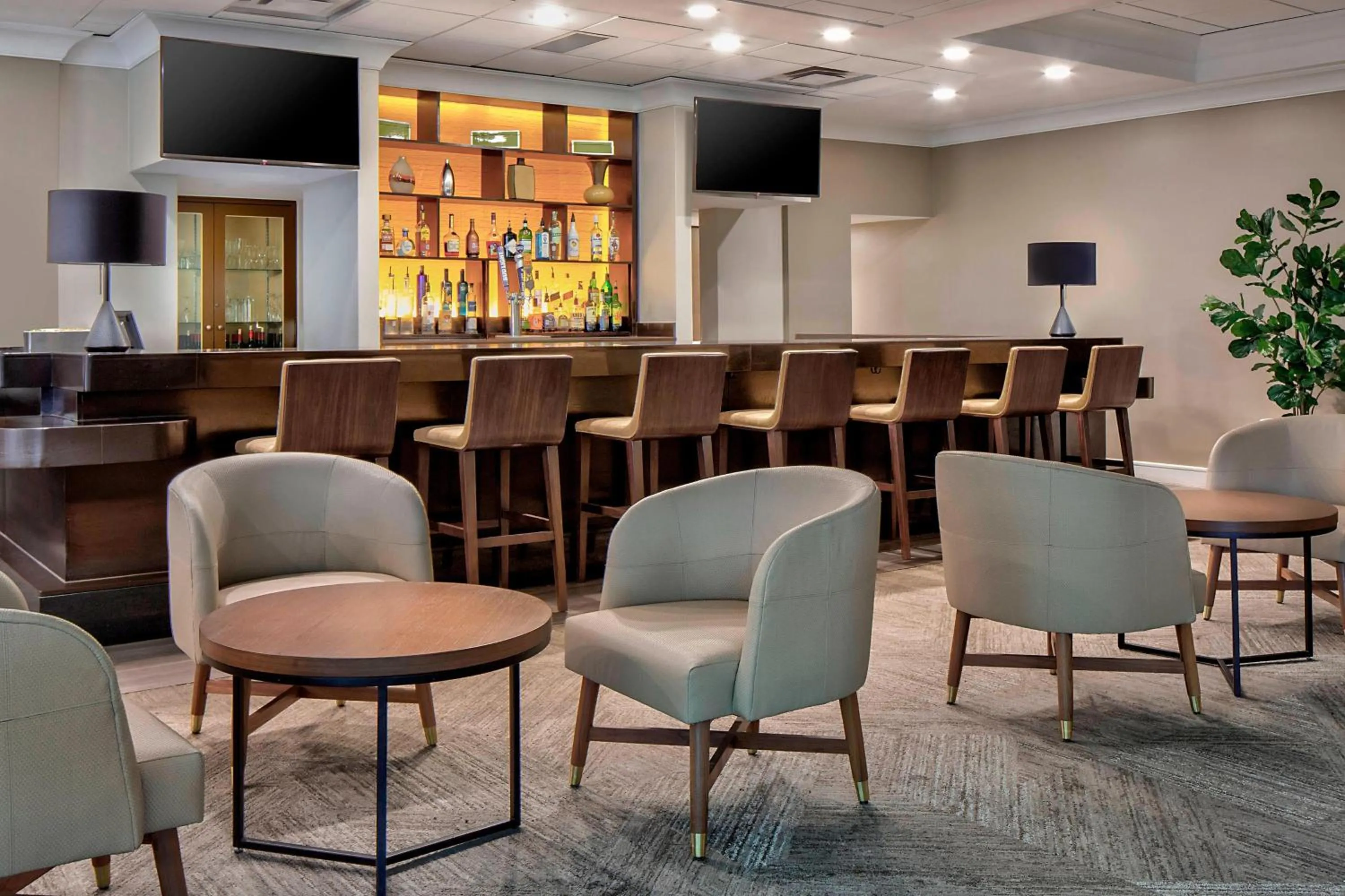 Lounge or bar in Sheraton Suites Market Center Dallas