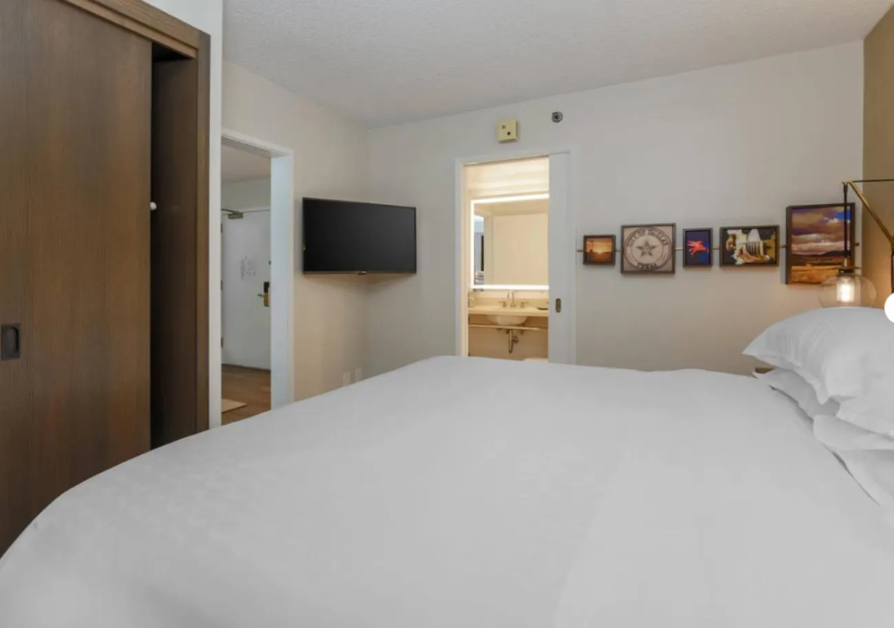 Bedroom, Bed in Sheraton Suites Market Center Dallas