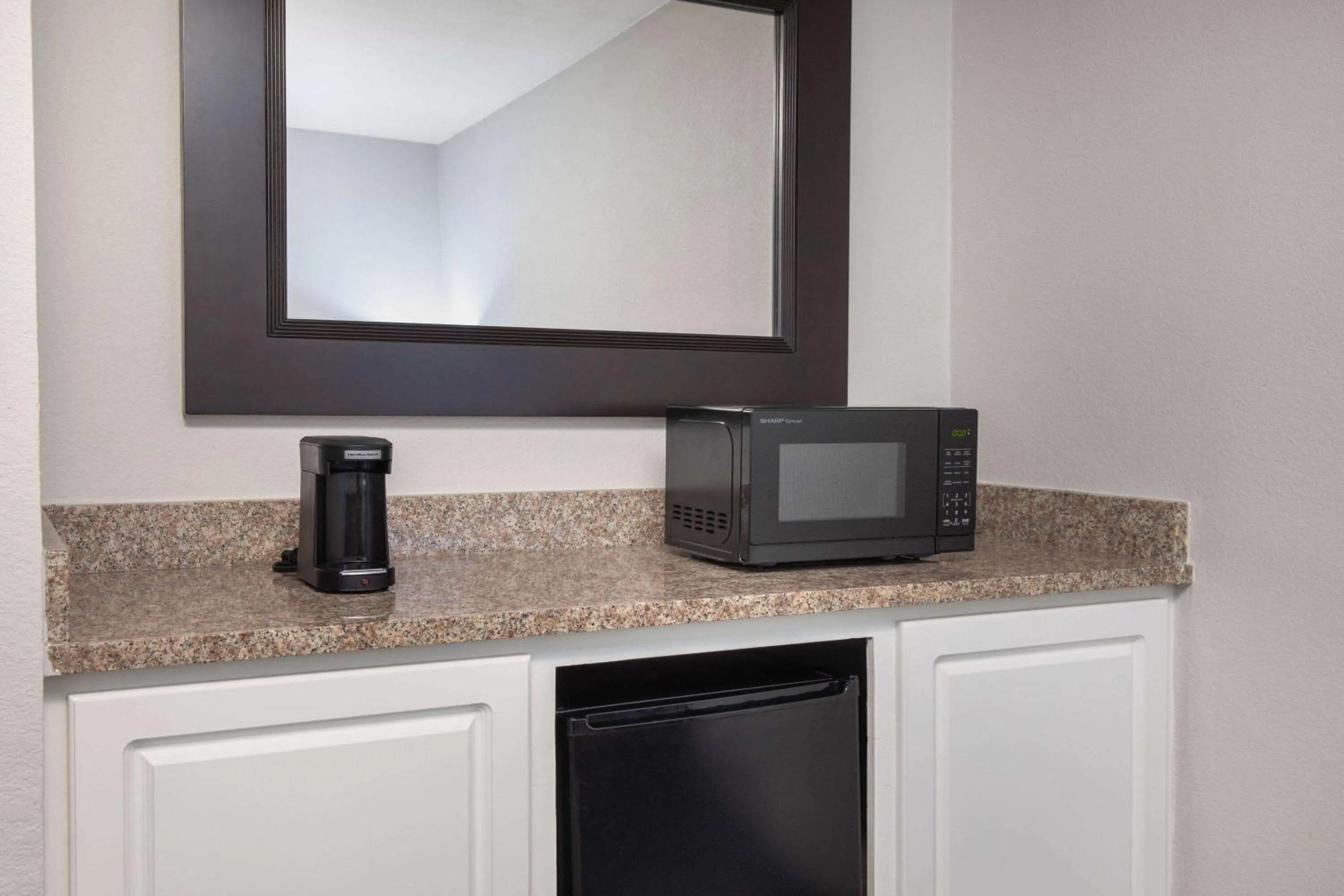 Photo of the whole room in La Quinta by Wyndham Atlanta Airport South