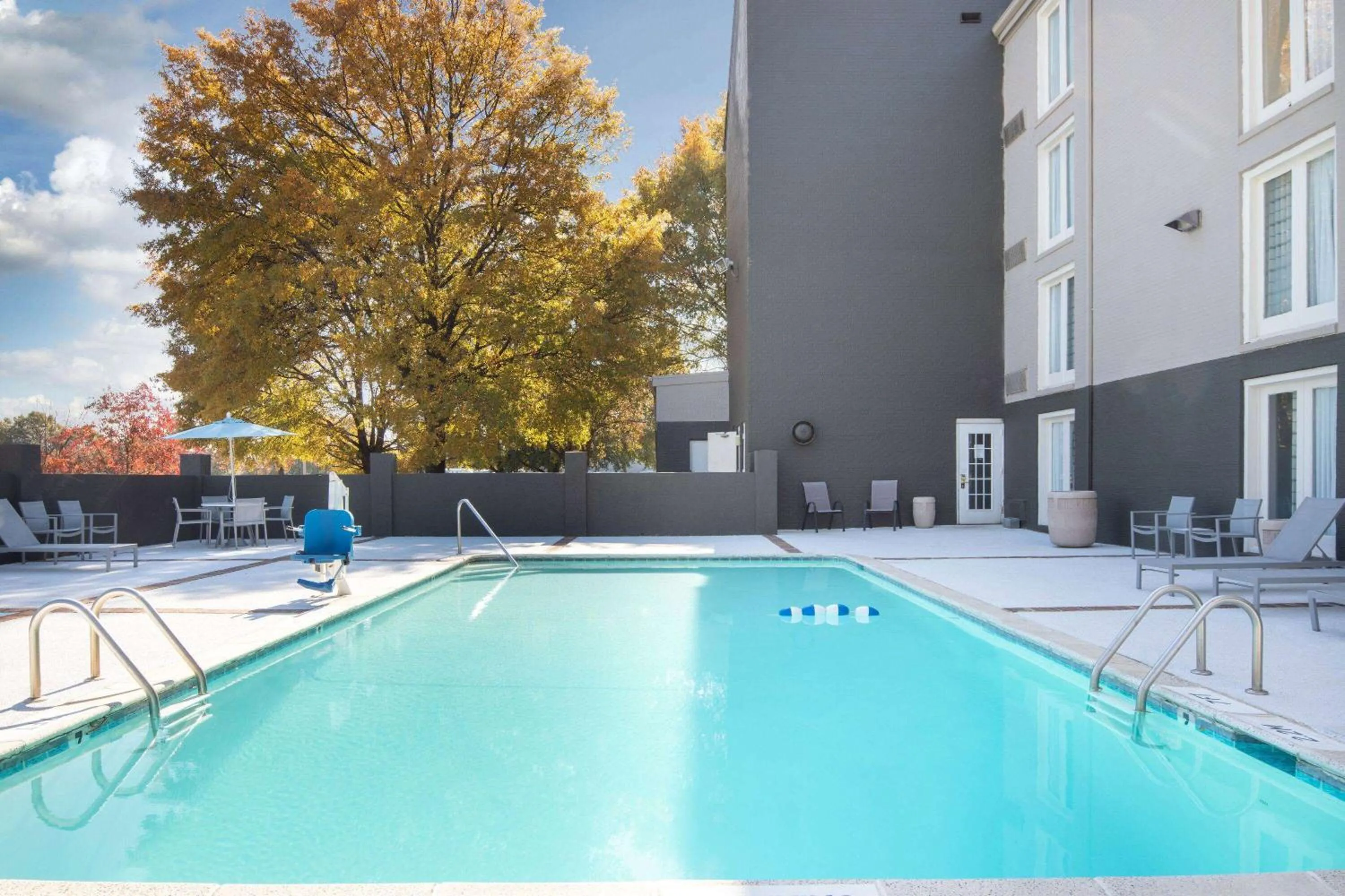 Pool view in La Quinta by Wyndham Atlanta Airport South