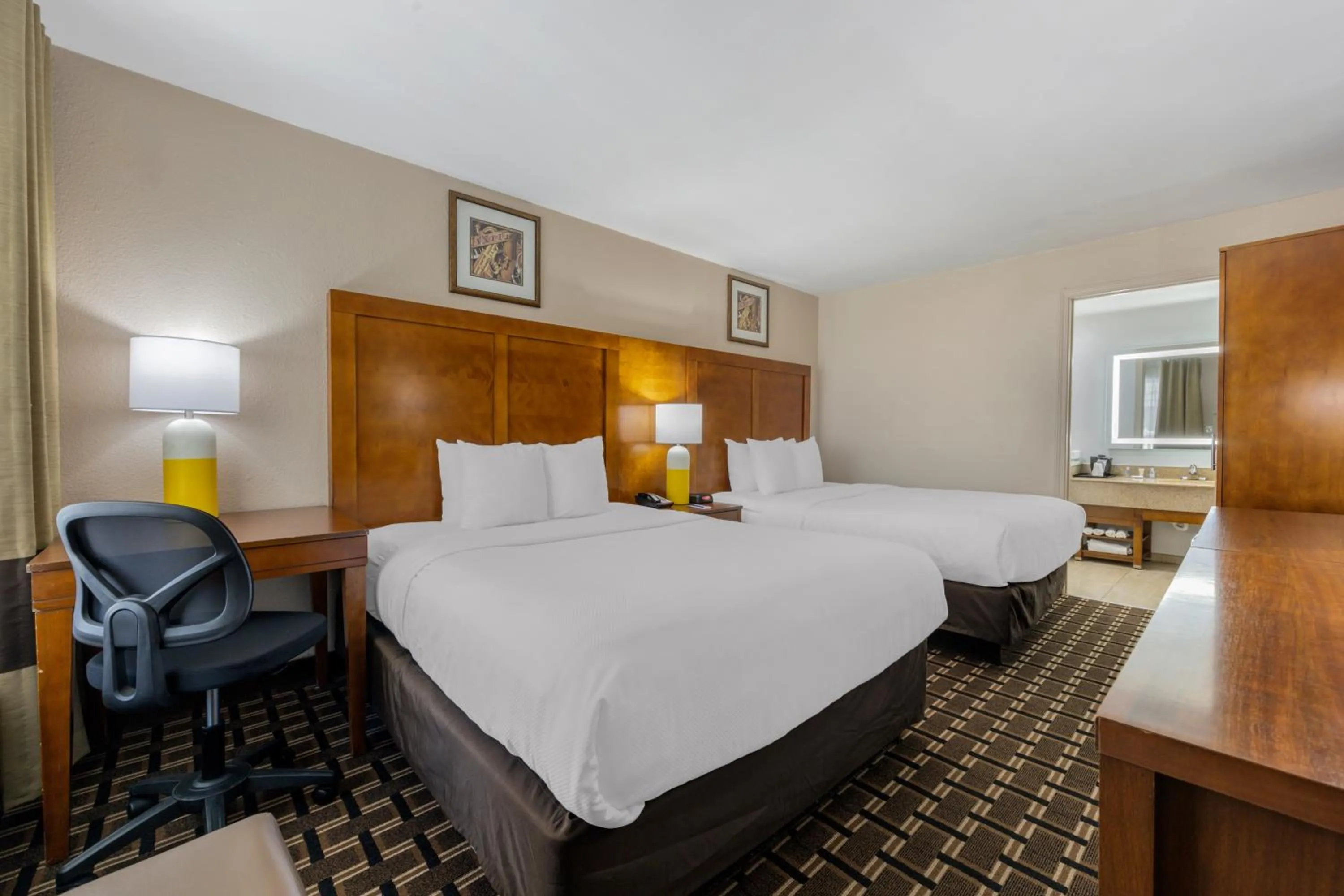 Bedroom, Bed in Comfort Inn Downtown Nashville - Music City Center