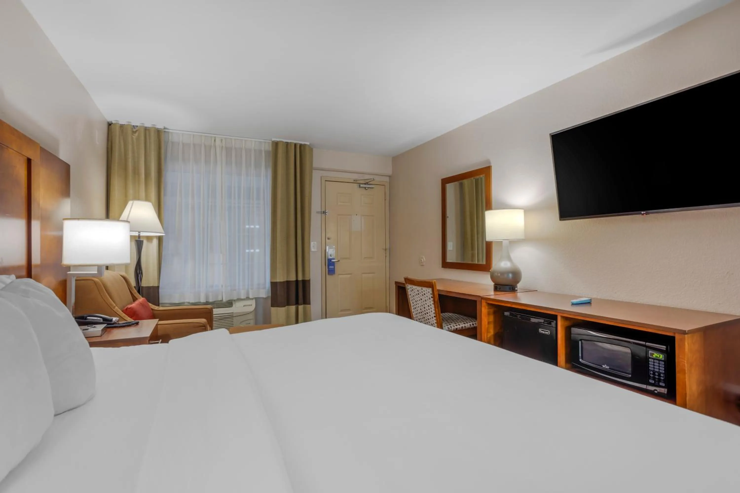 Bedroom, Bed in Comfort Inn Downtown Nashville - Music City Center