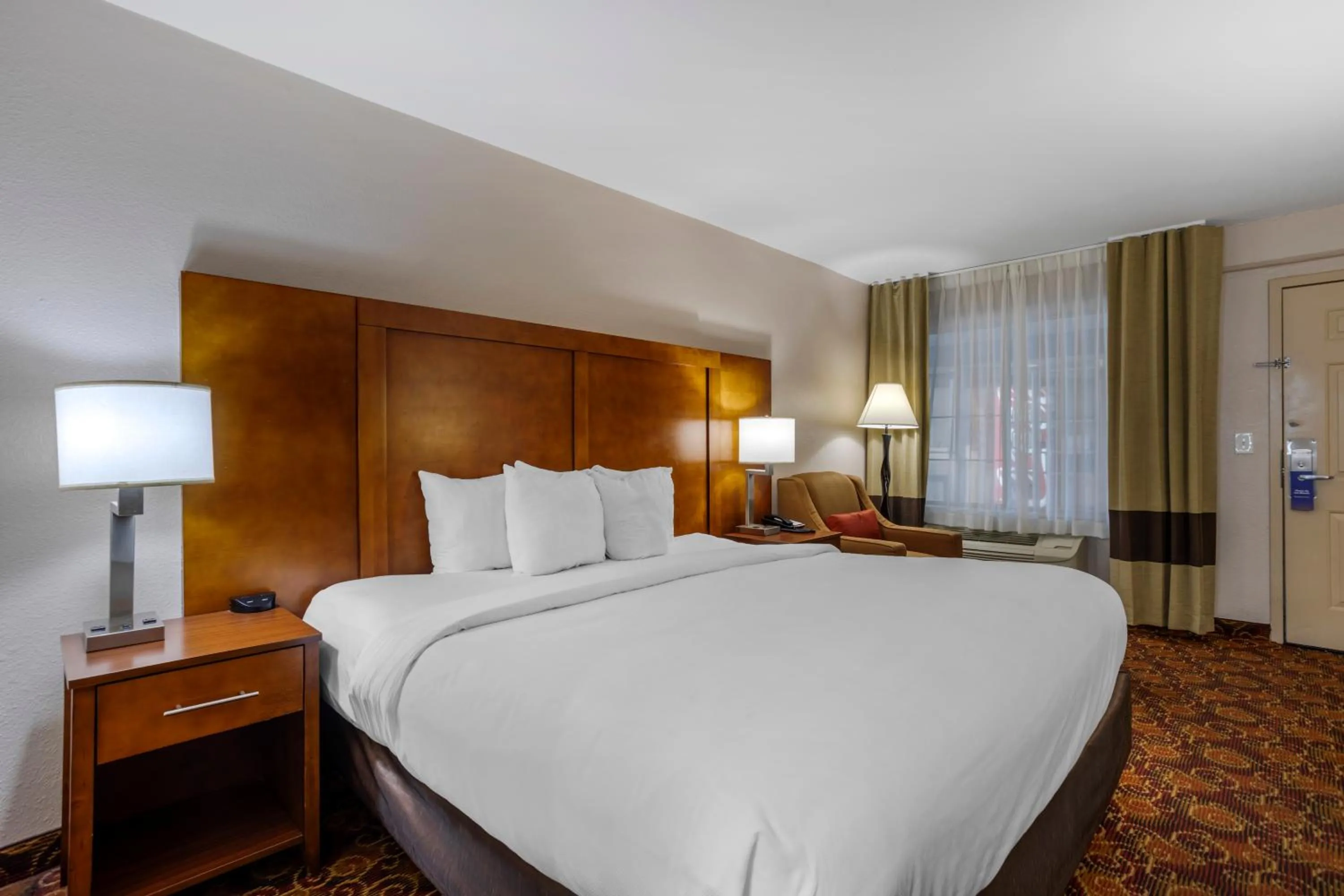 Bedroom, Bed in Comfort Inn Downtown Nashville - Music City Center