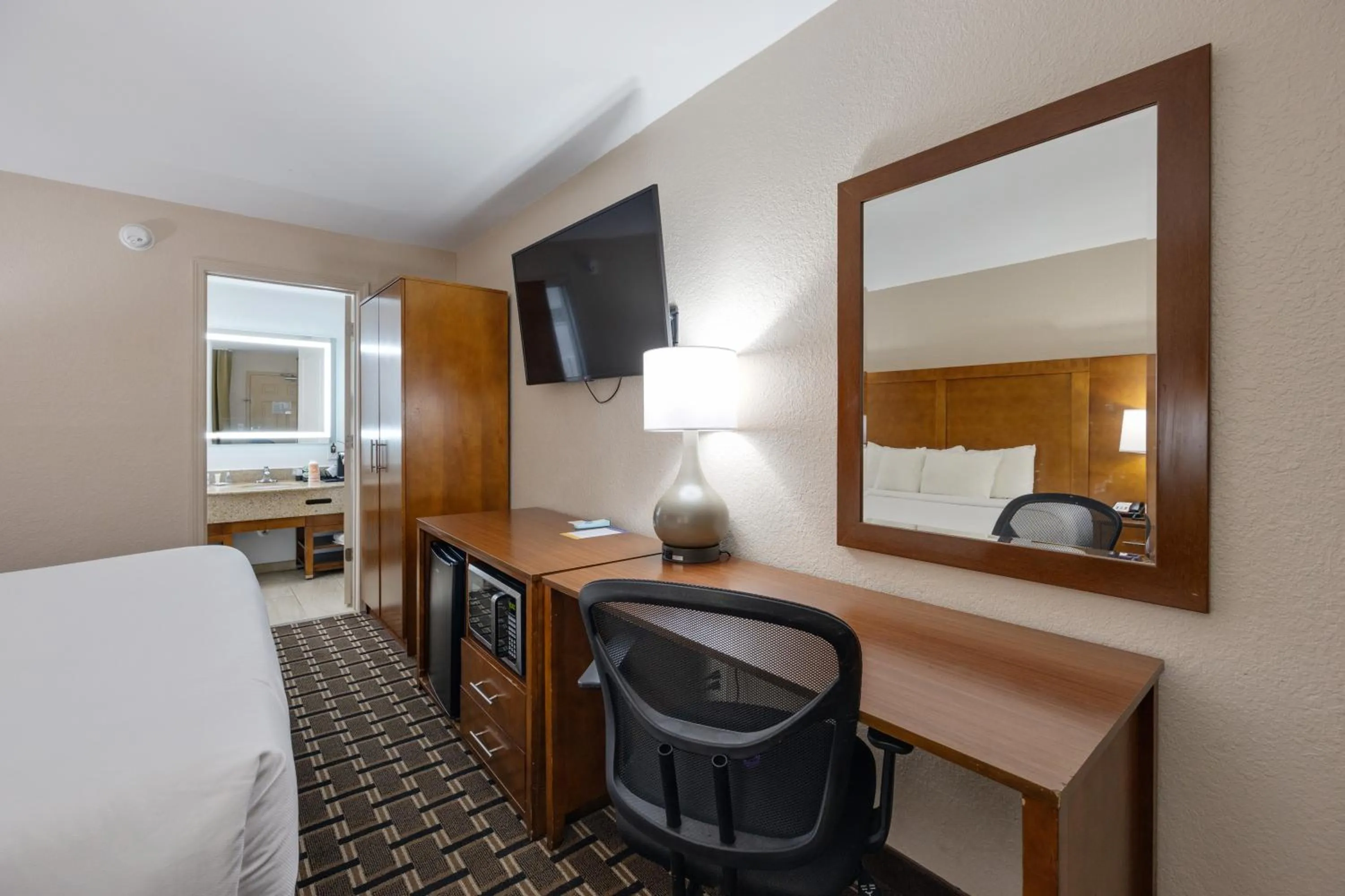 TV and multimedia, Bed in Comfort Inn Downtown Nashville - Music City Center