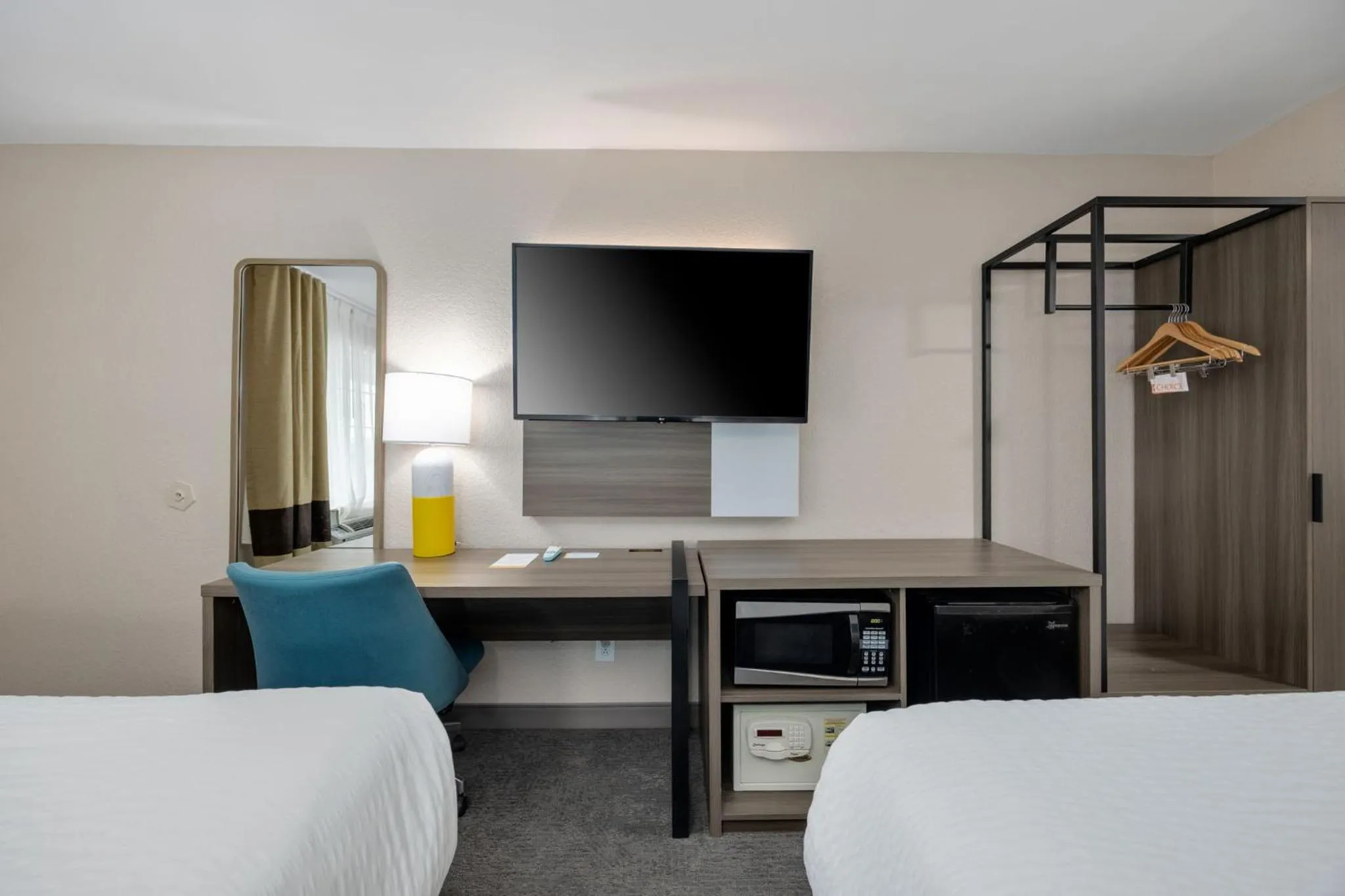 wardrobe, Bed in Comfort Inn Downtown Nashville - Music City Center