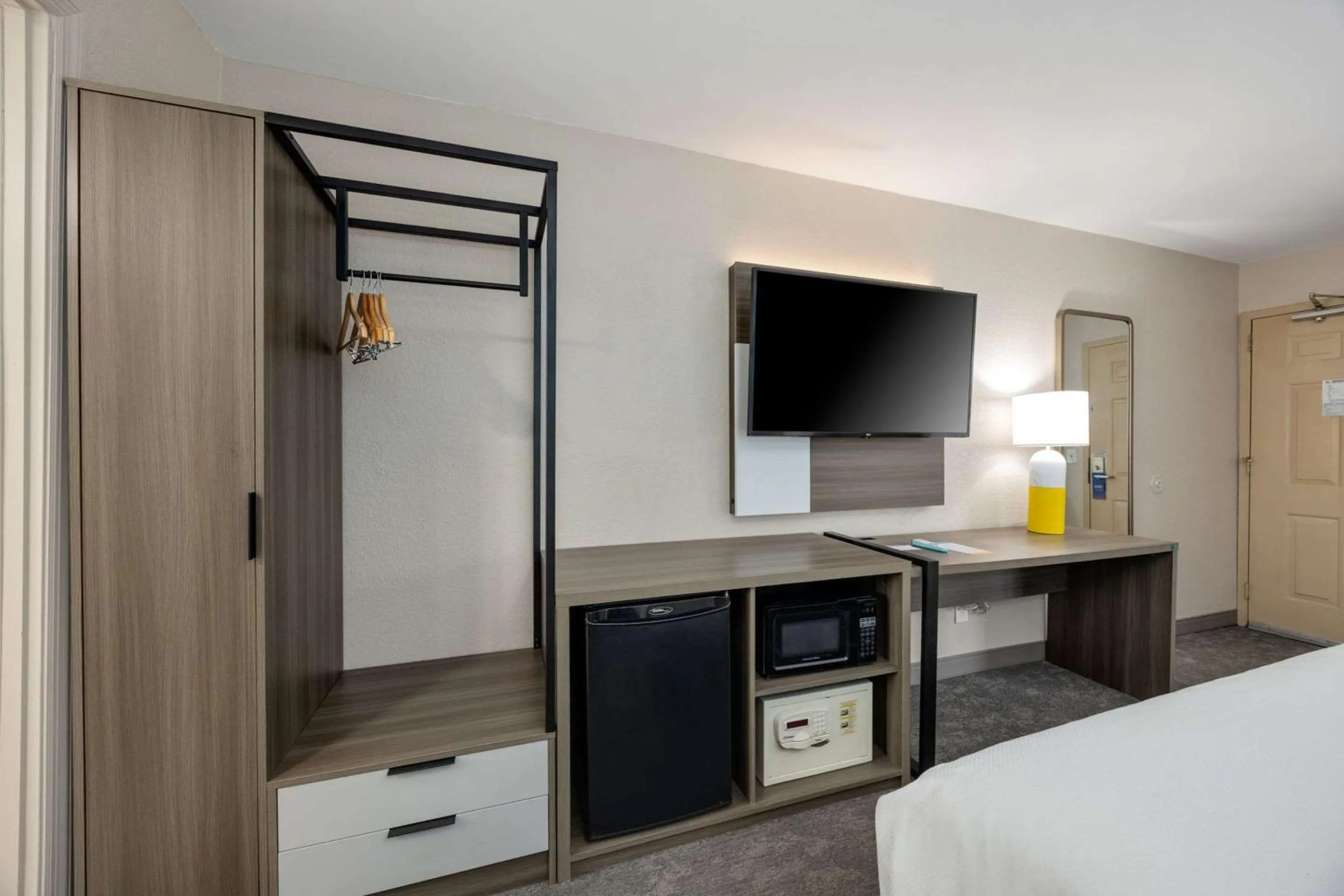 Bedroom, Bed in Comfort Inn Downtown Nashville - Music City Center