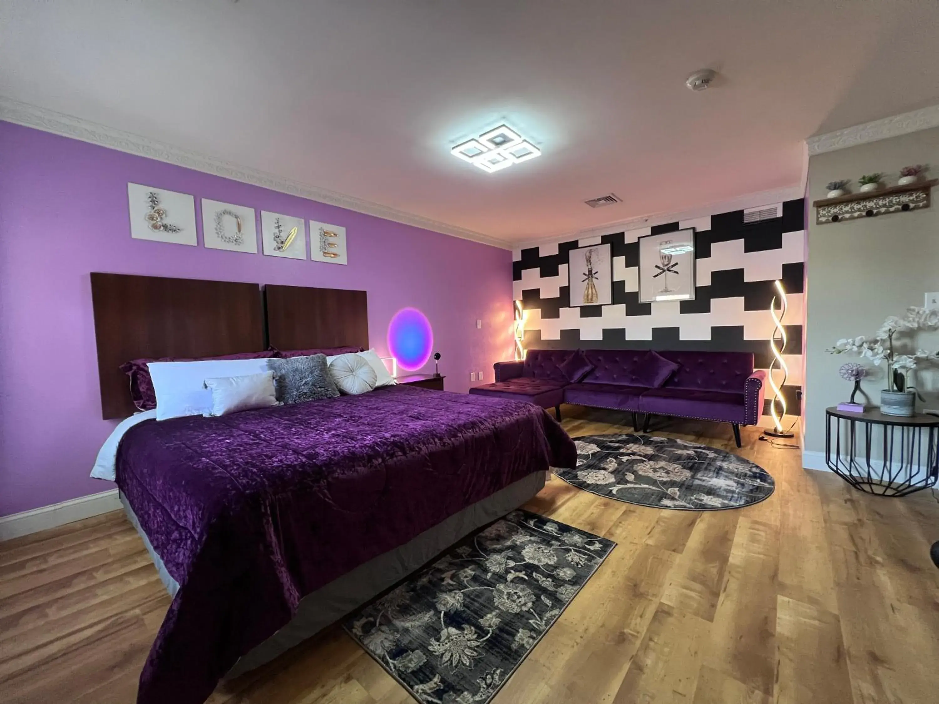 Deluxe Suite with Spa Bath in Orbits Inn Deluxe Suite with Spa Bath in Orbits Inn