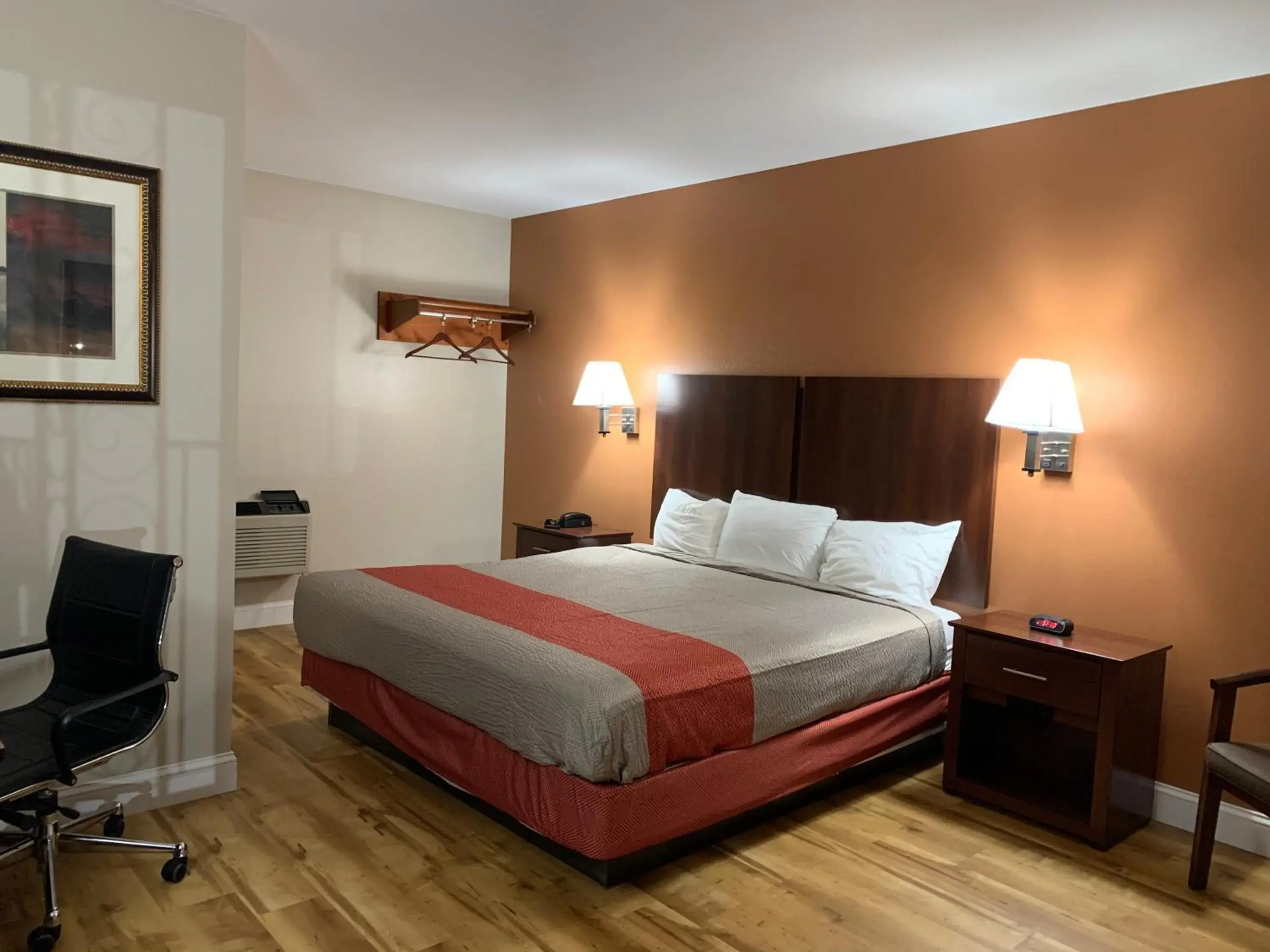 Deluxe King Room - Non-Smoking in Orbits Inn Deluxe King Room - Non-Smoking in Orbits Inn